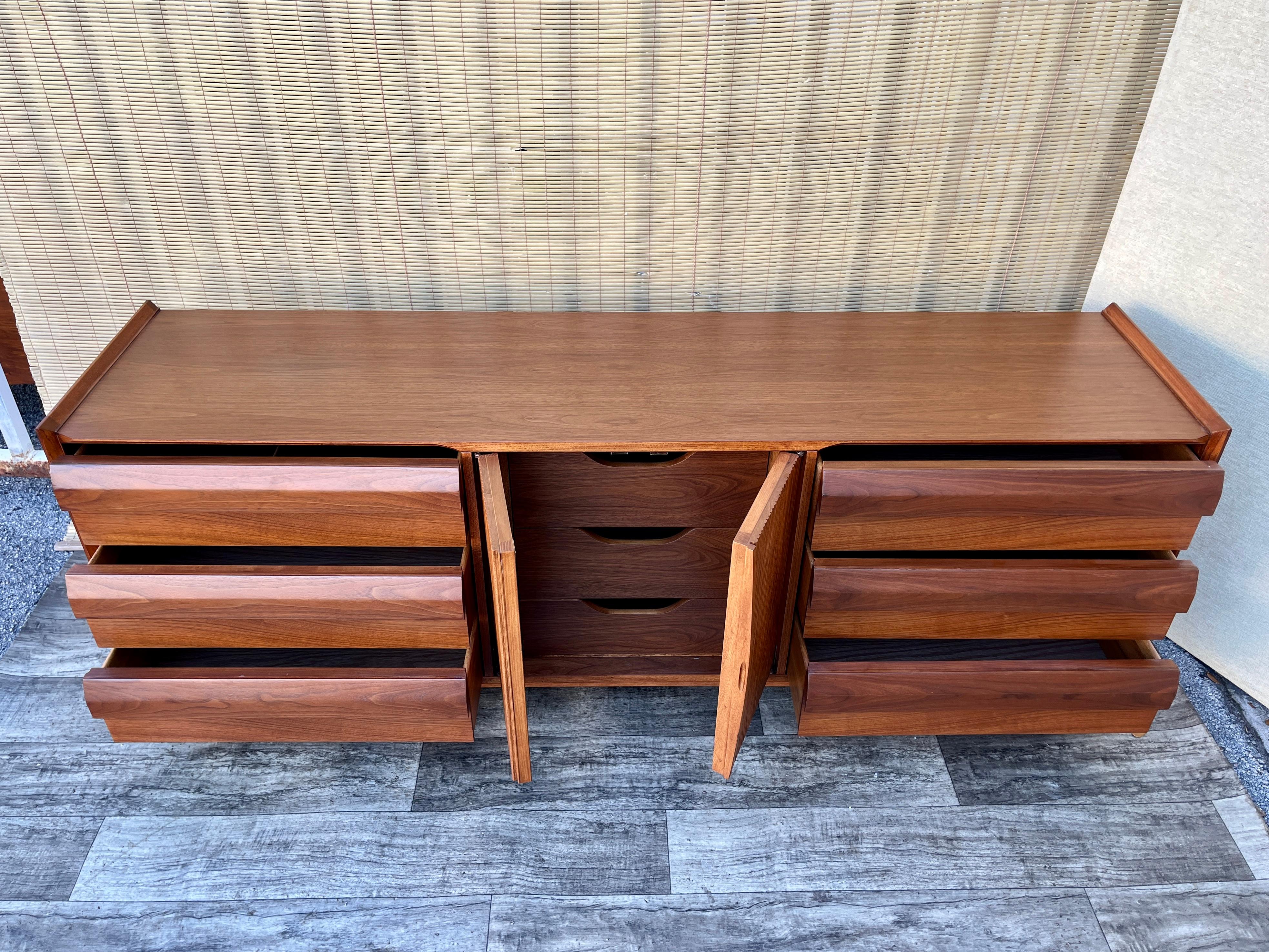 Cómoda de 9 cajones Mid Century Modern by Lane Furniture. Alrededor de 1960 en venta 3