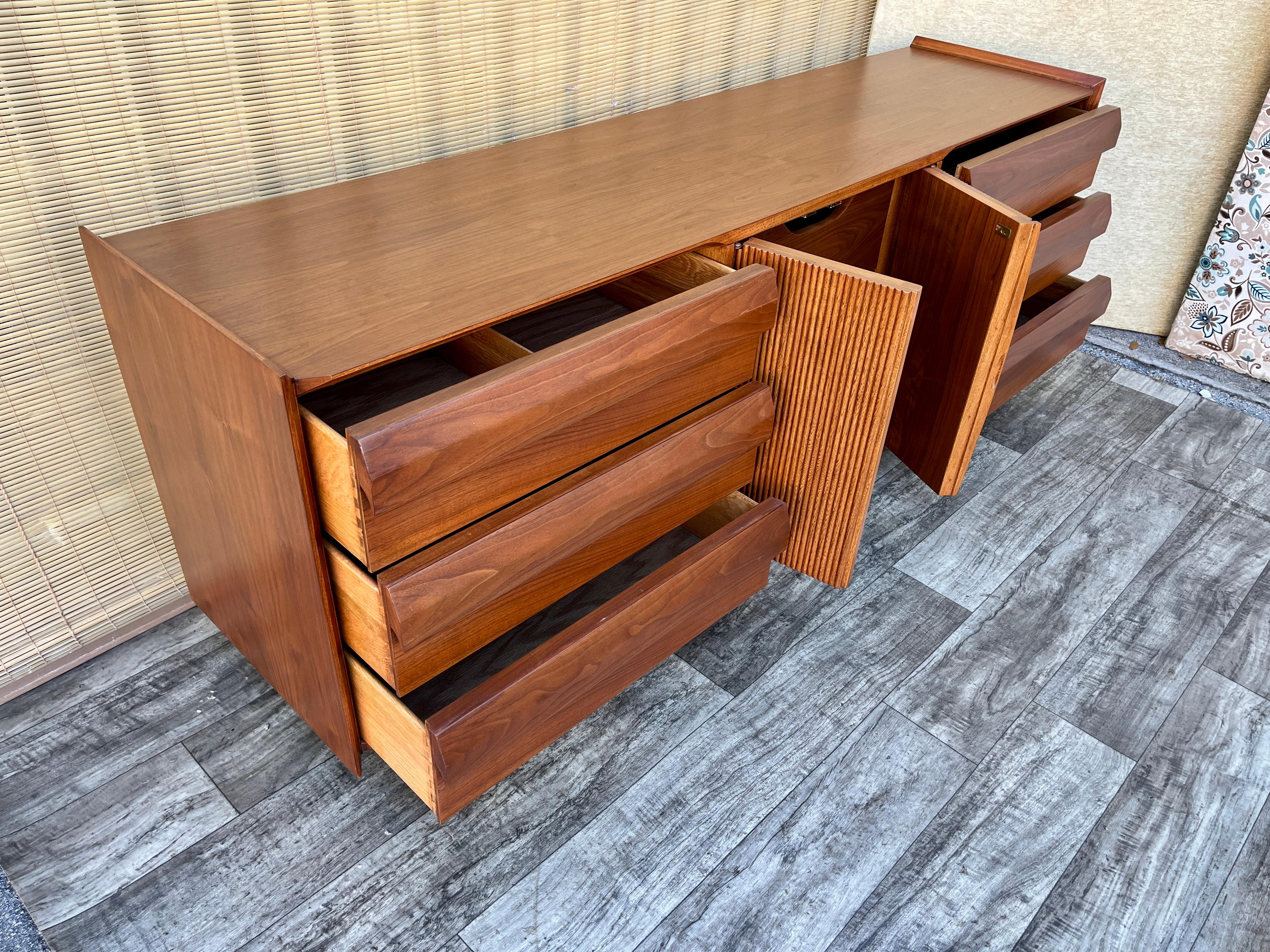 Cómoda de 9 cajones Mid Century Modern by Lane Furniture. Alrededor de 1960 en venta 5