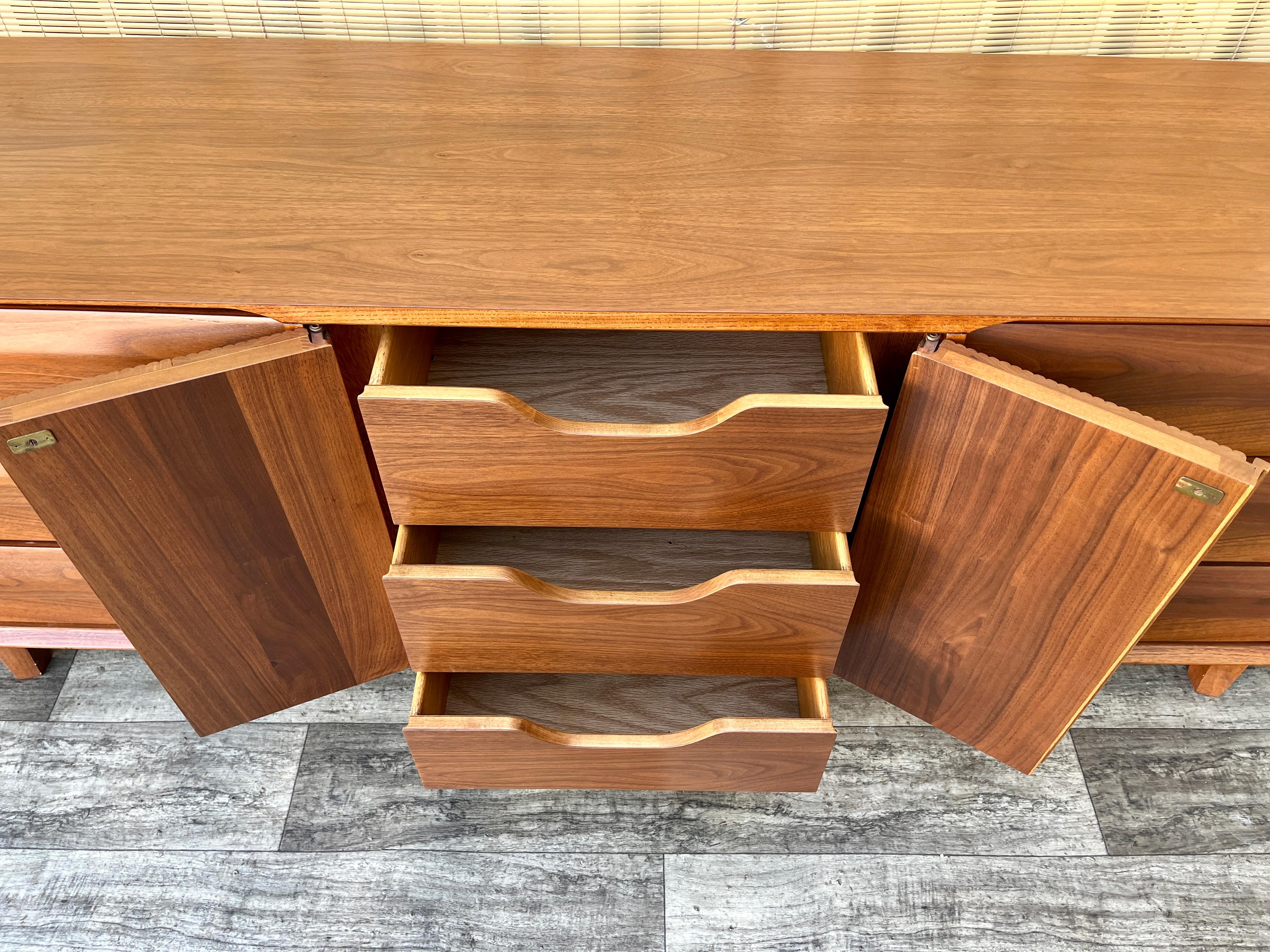 Cómoda de 9 cajones Mid Century Modern by Lane Furniture. Alrededor de 1960 en venta 6