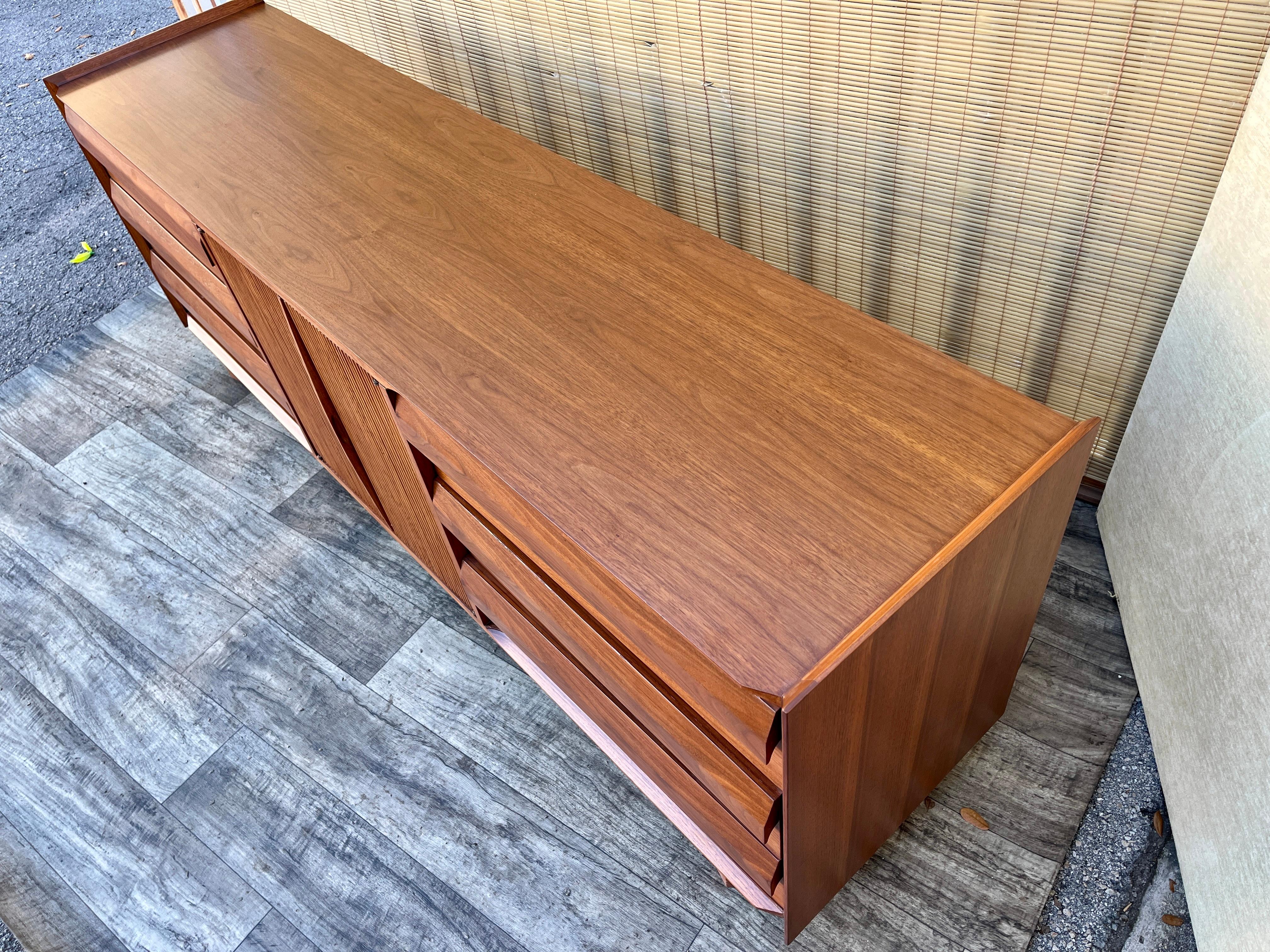 Cómoda de 9 cajones Mid Century Modern by Lane Furniture. Alrededor de 1960 en venta 7