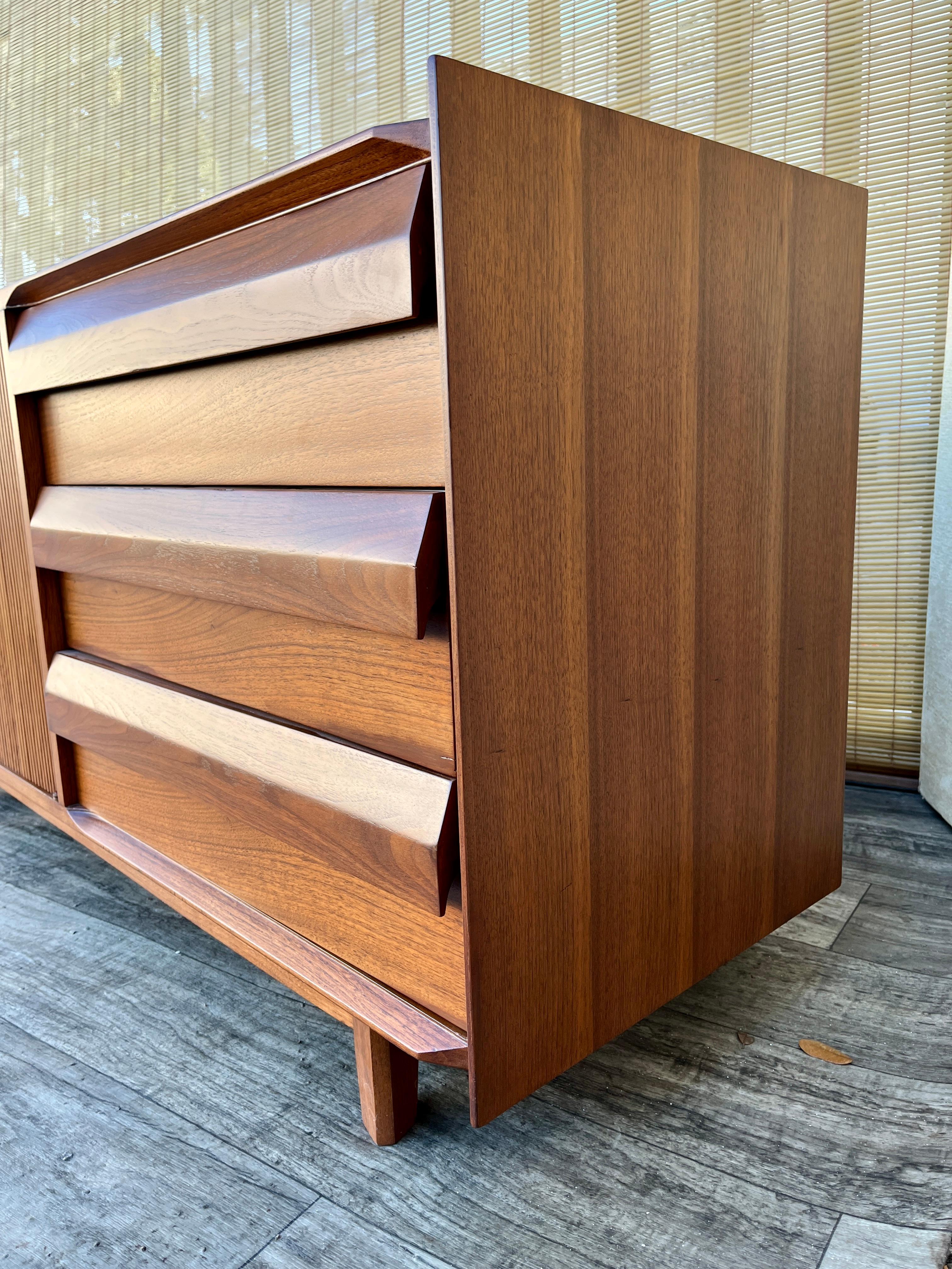 Cómoda de 9 cajones Mid Century Modern by Lane Furniture. Alrededor de 1960 en venta 8