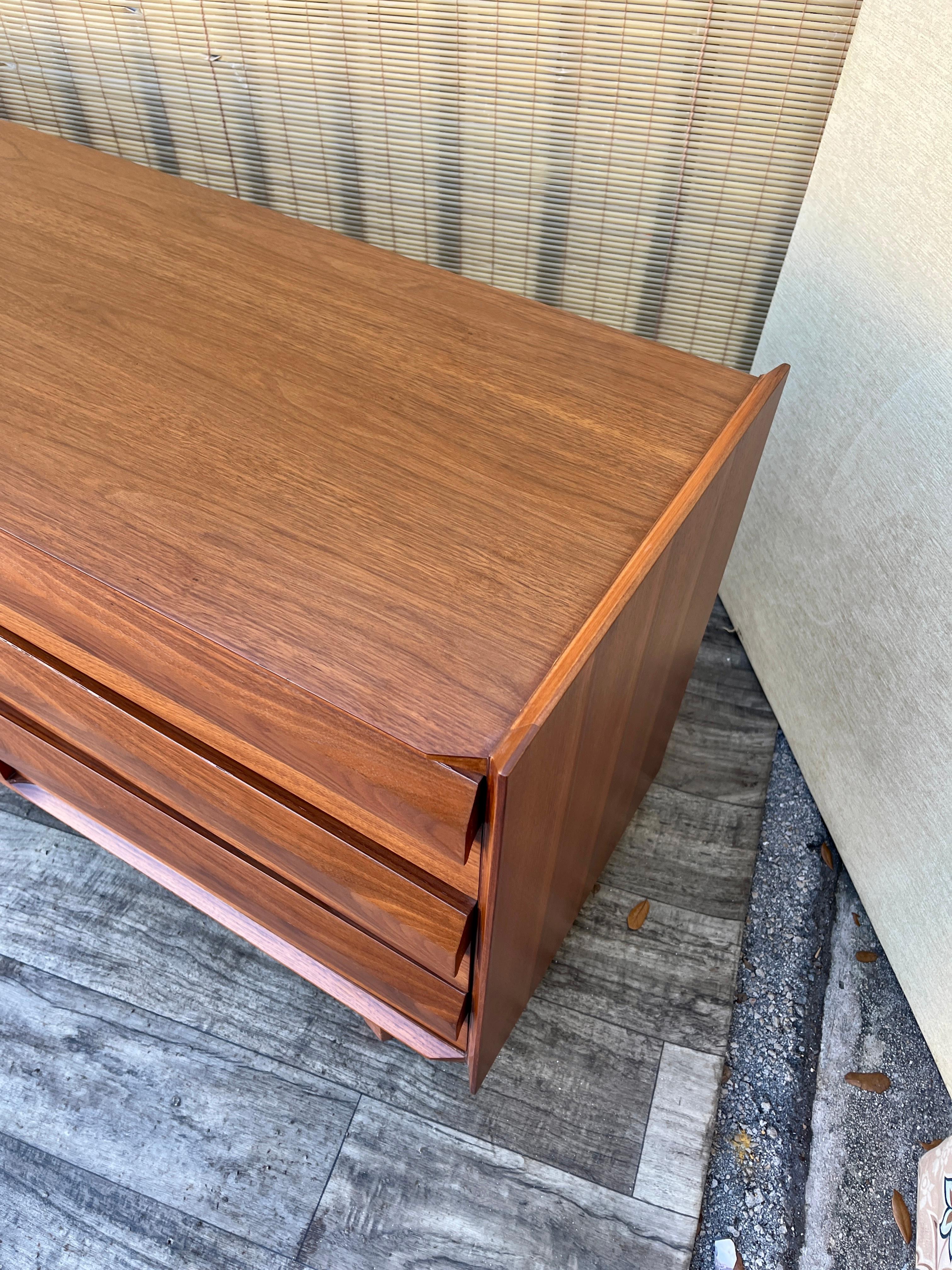 Cómoda de 9 cajones Mid Century Modern by Lane Furniture. Alrededor de 1960 en venta 11