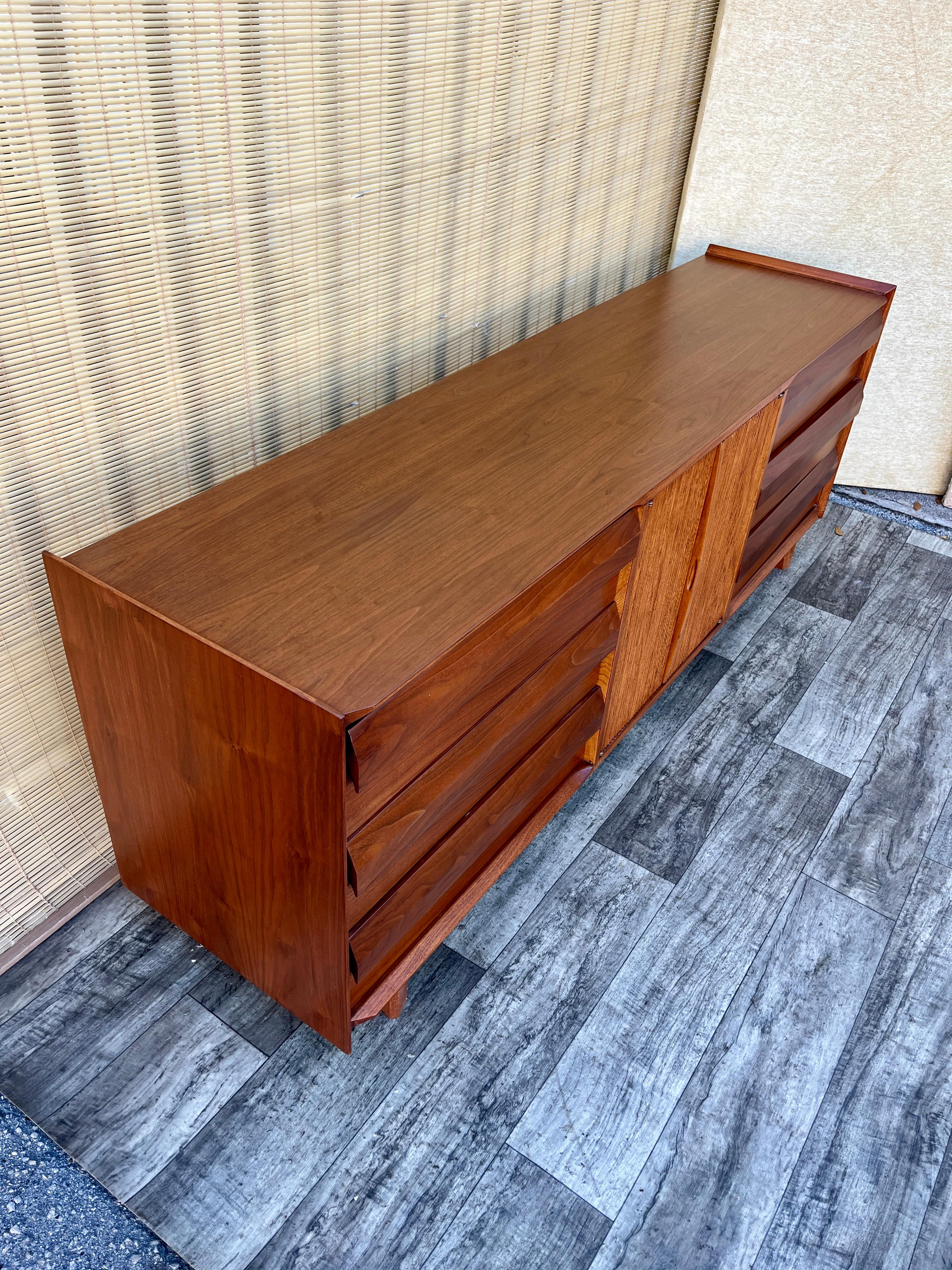 Cómoda / Credenza vintage de 9 cajones totalmente reformada de estilo Mid Century Modern de Lane Altavista Furniture. Alrededor de 1960
Presenta un diseño elegante de la quintaesencia de la modernidad de mediados de siglo, con un precioso veteado de