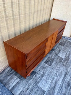 Mid Century Modern 9 Drawers Dresser / Credenza by Lane Furniture. Circa 1960s