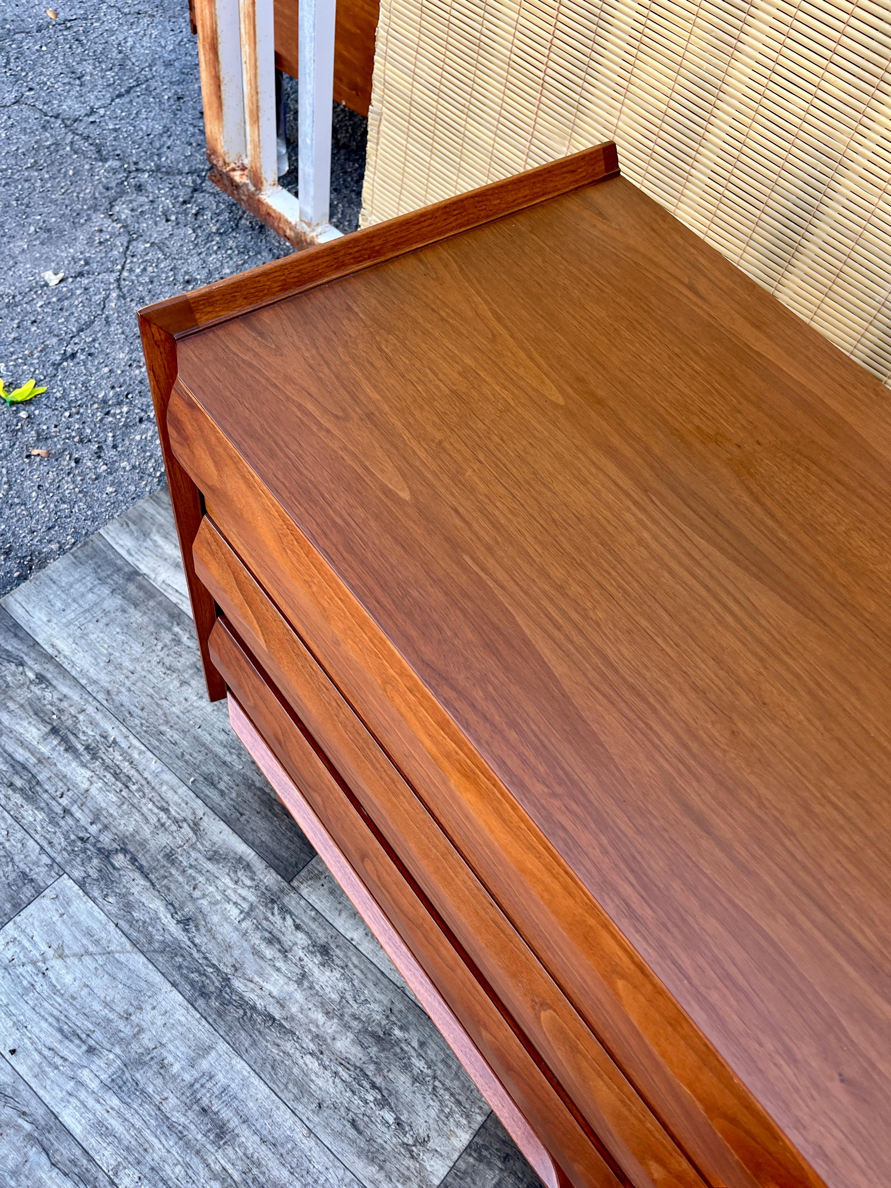 Cómoda de 9 cajones Mid Century Modern by Lane Furniture. Alrededor de 1960 en venta 12