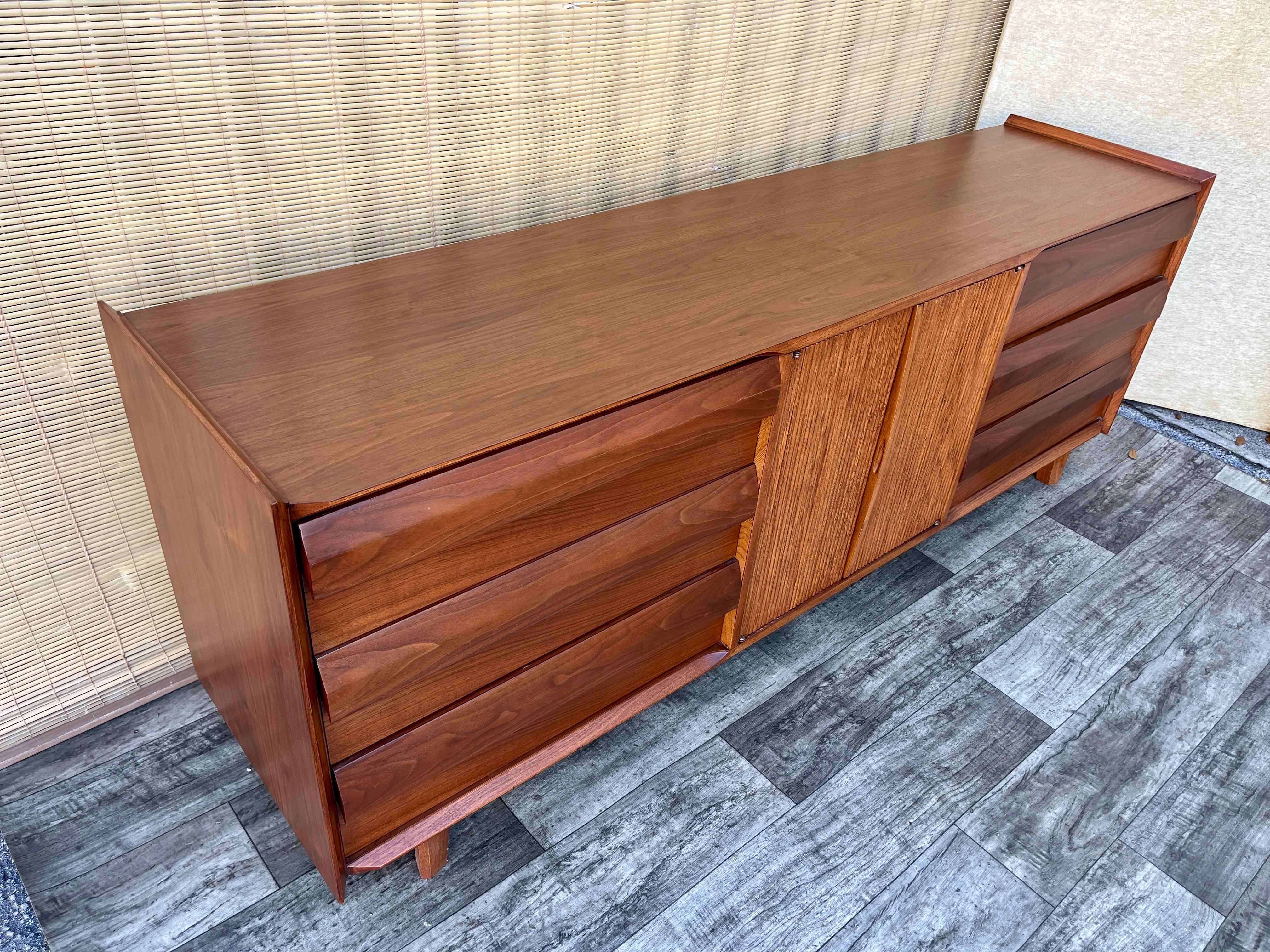 Cómoda de 9 cajones Mid Century Modern by Lane Furniture. Alrededor de 1960 Estadounidense en venta