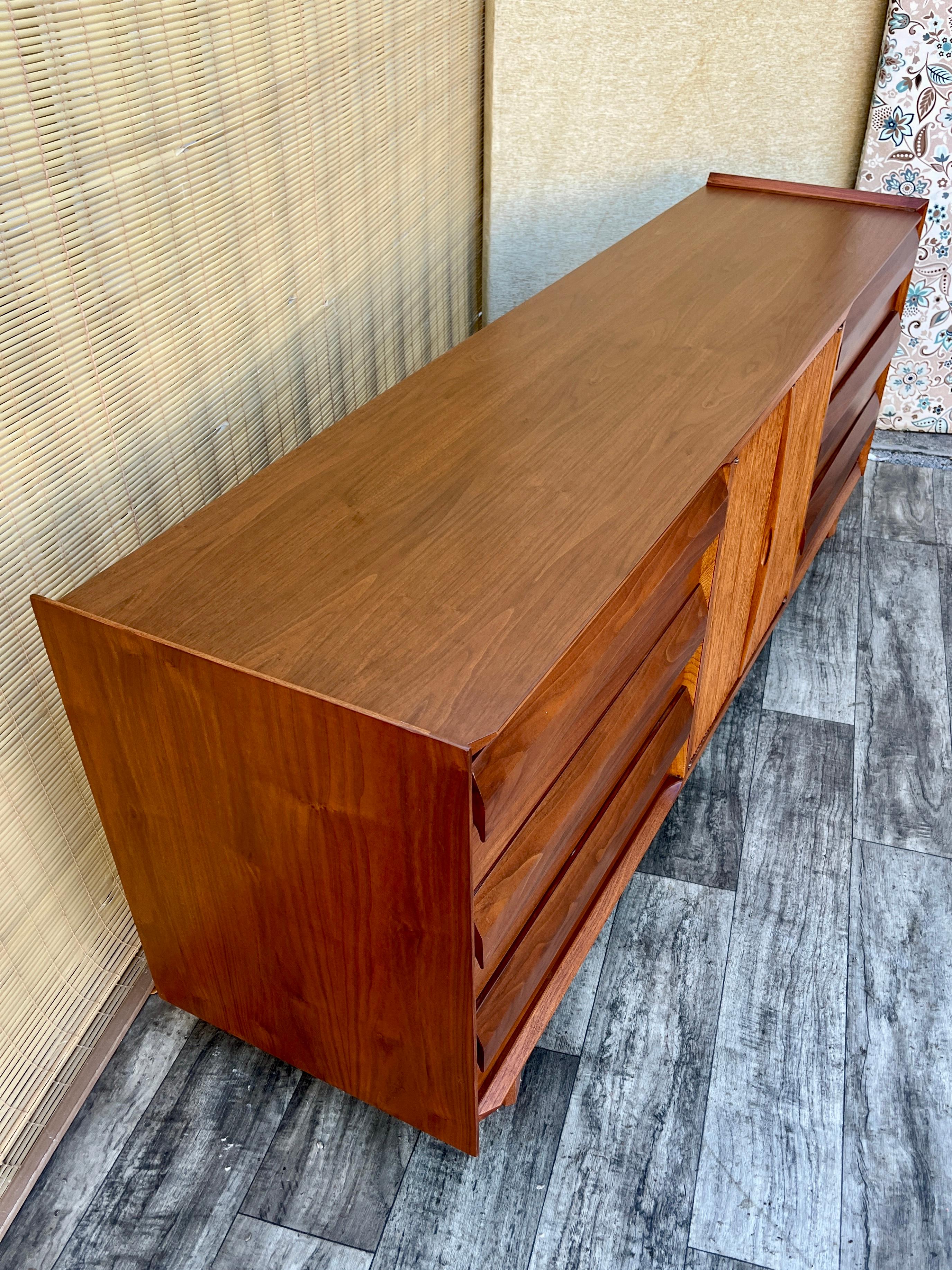 Cómoda de 9 cajones Mid Century Modern by Lane Furniture. Alrededor de 1960 Chapado en venta