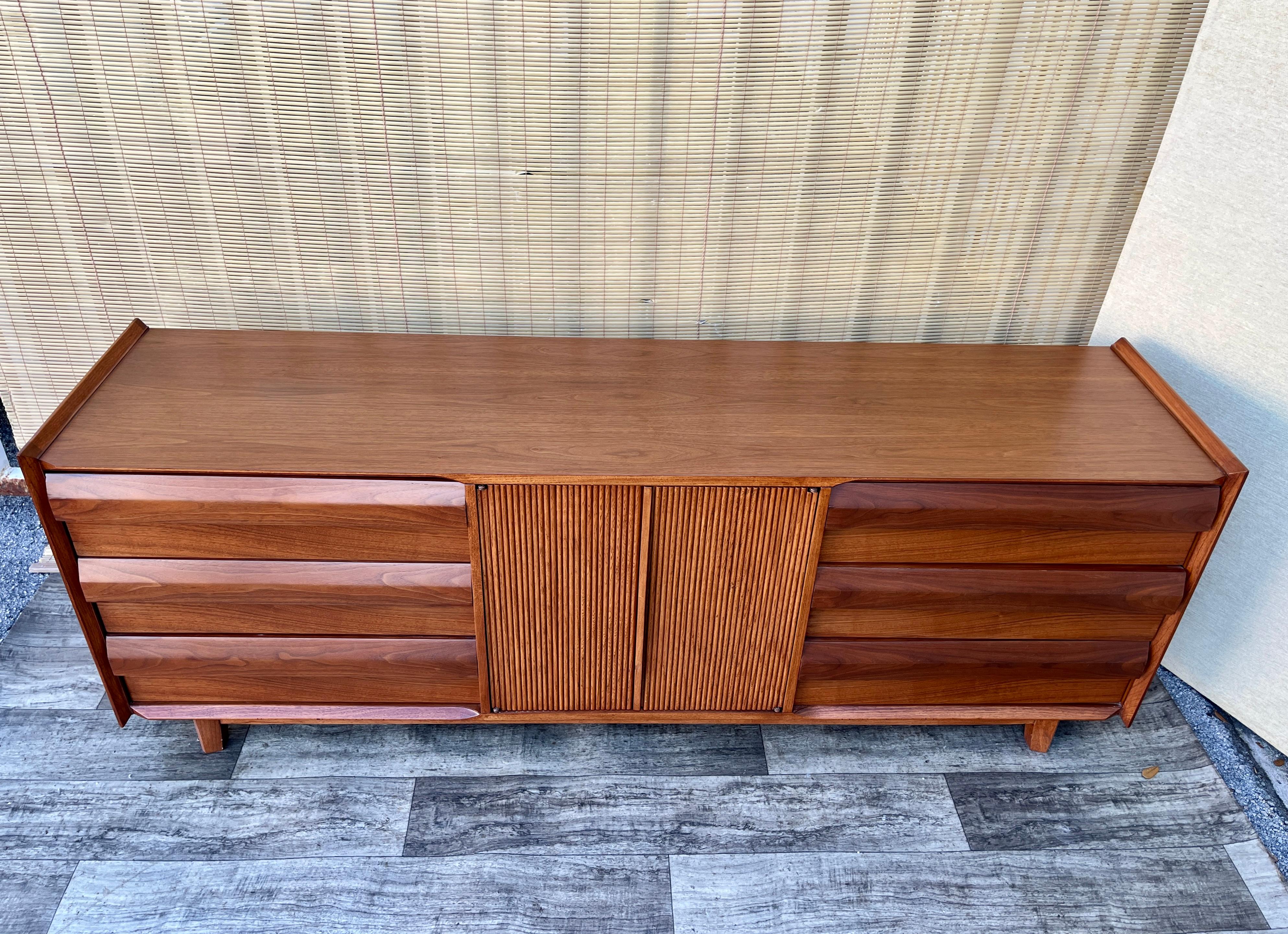 Cómoda de 9 cajones Mid Century Modern by Lane Furniture. Alrededor de 1960 en Bueno estado para la venta en Miami, FL
