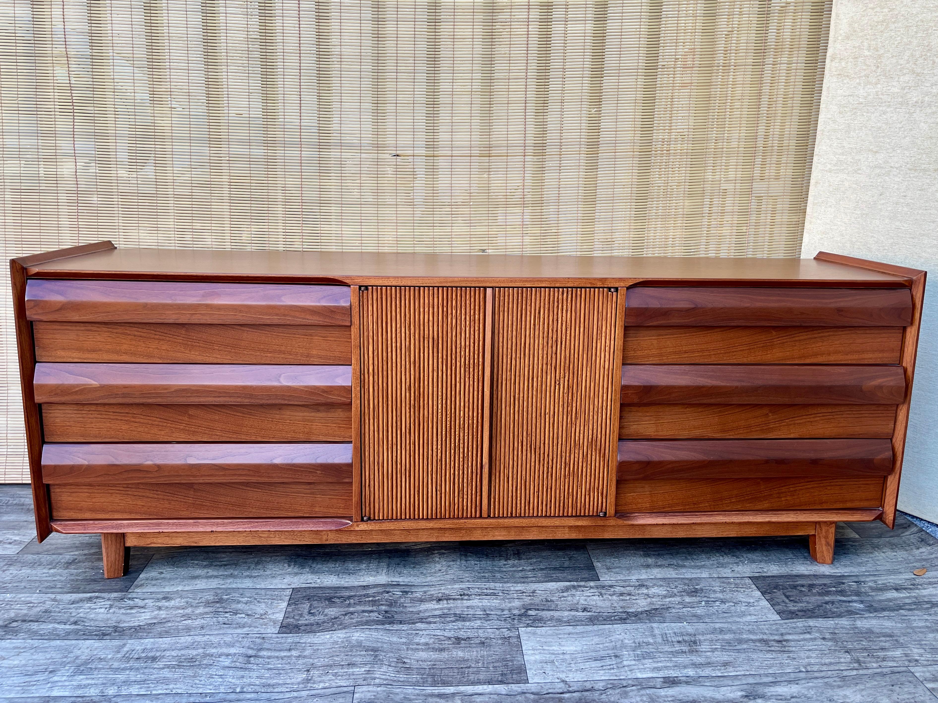 Cómoda de 9 cajones Mid Century Modern by Lane Furniture. Alrededor de 1960 mediados del siglo XX en venta