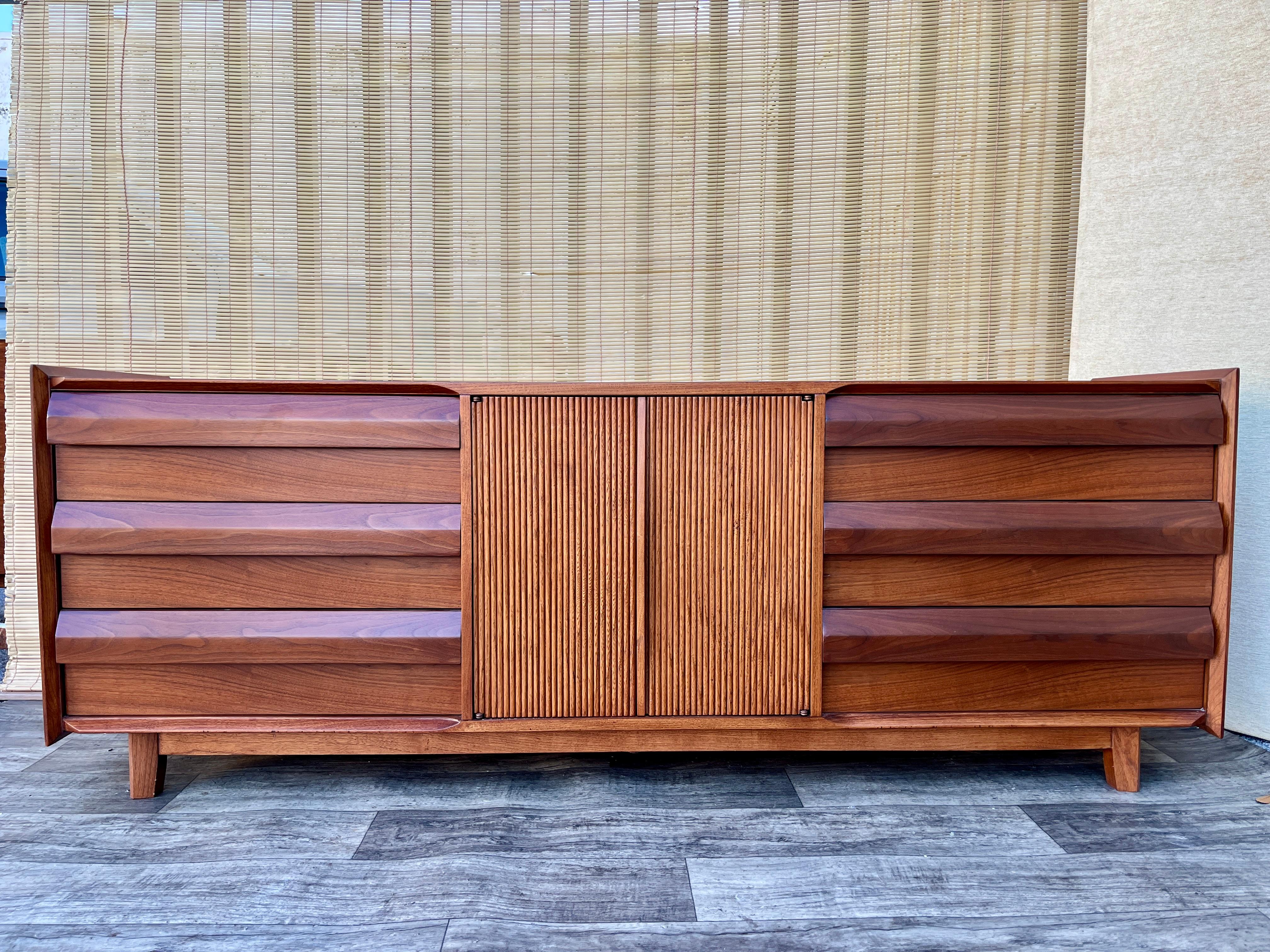 Cómoda de 9 cajones Mid Century Modern by Lane Furniture. Alrededor de 1960 Nogal en venta