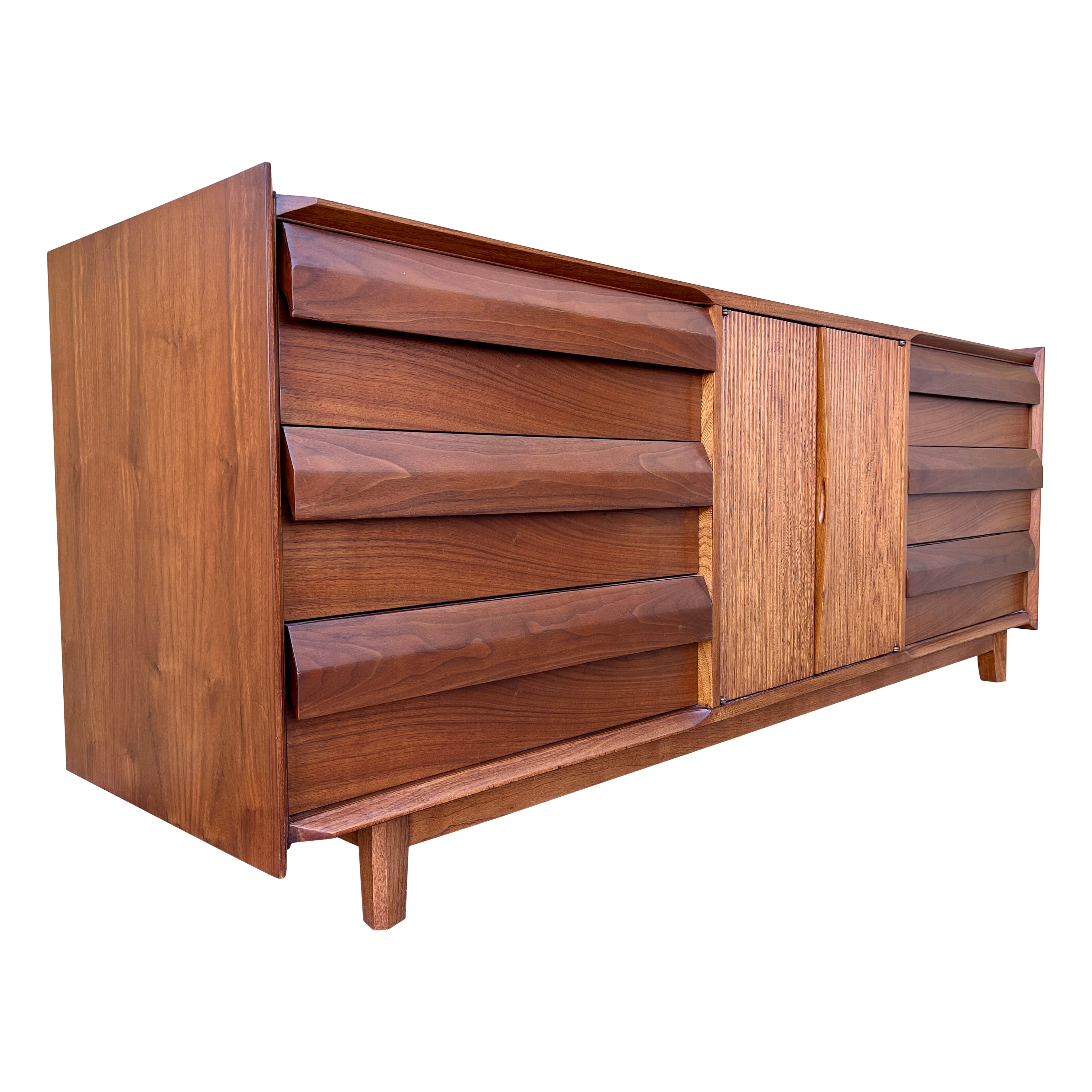 Cómoda de 9 cajones Mid Century Modern by Lane Furniture. Alrededor de 1960