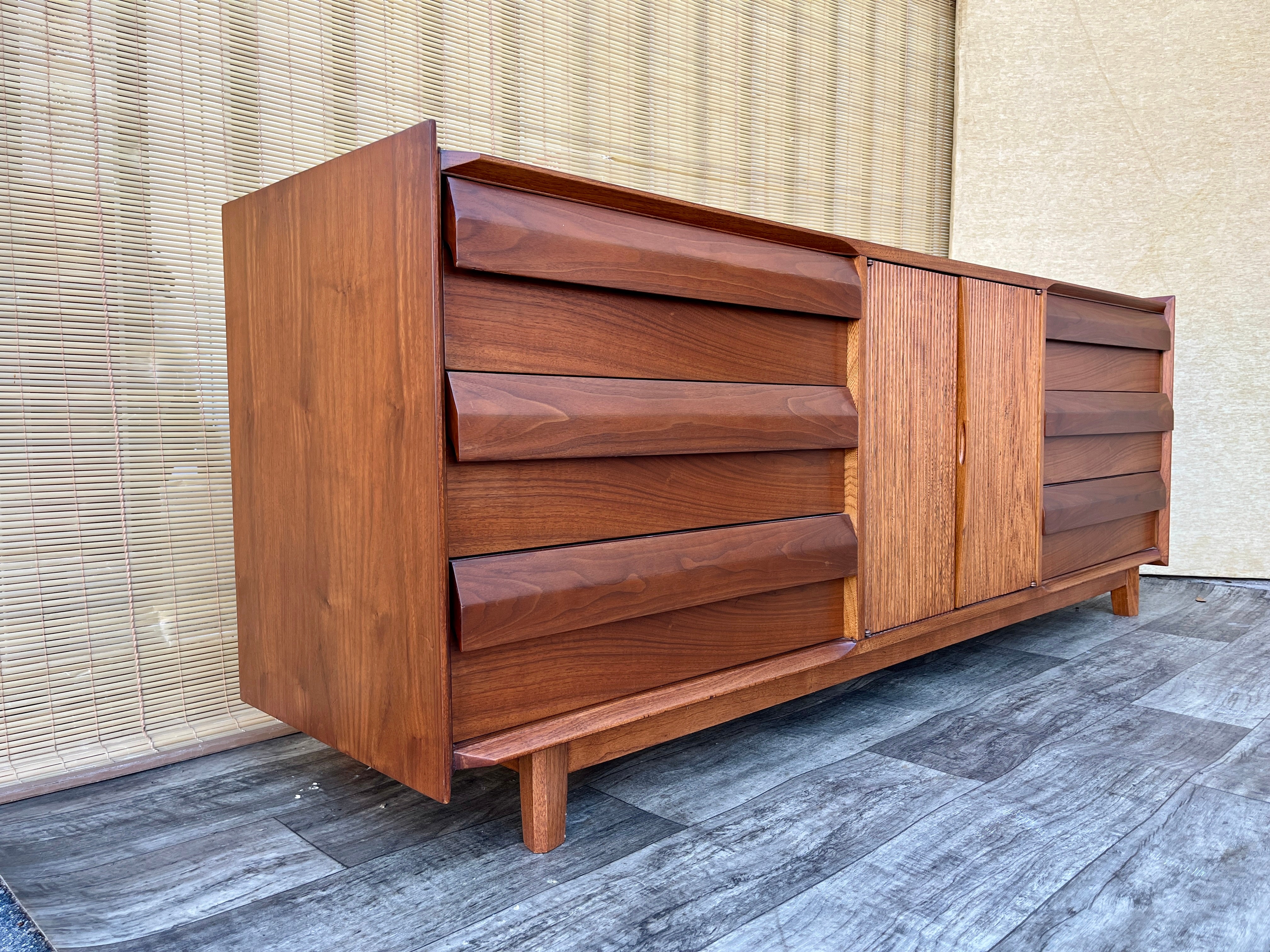 Mid Century Modern 9 Drawers Dresser / Credenza by Lane Furniture. Circa 1960s