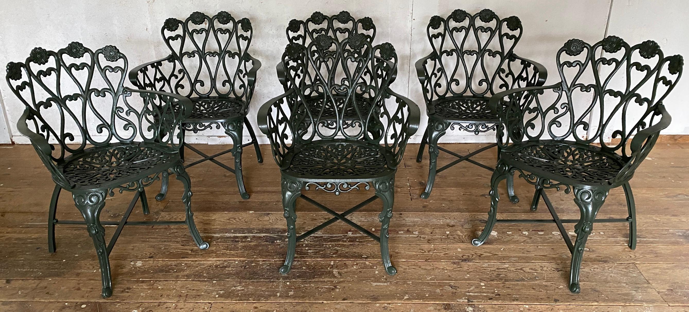 Grand ensemble de 6 fauteuils de jardin/patio en fonte d'aluminium à la manière de Frances Elkins. Ce dessin a été créé par Howitt Barry et son fils Jack à Birmingham, en Alabama, en 1960. Ils ont été produits sous la marque 