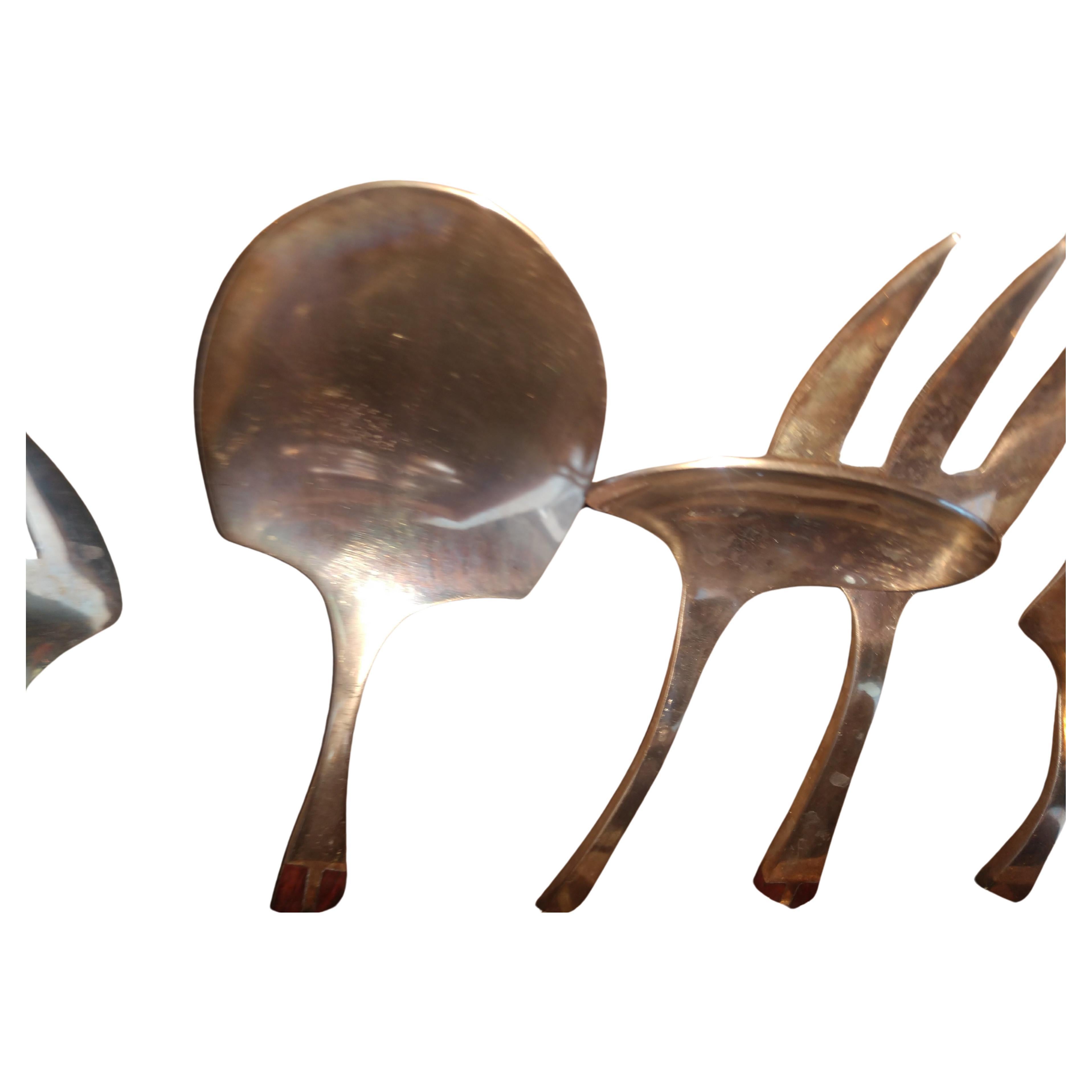 Fabuleux et jamais utilisé bois de rose et bronze 91 pièces, service pour huit personnes avec pièces de service. Superbe boîte de rangement en teck avec poignée en laiton et bois de rose. Il s'agit vraiment d'une conception de qualité et d'un