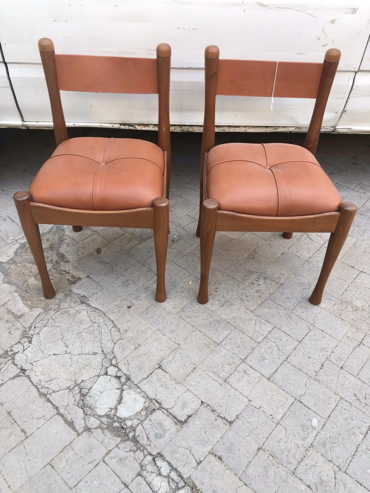 Amazing pair of Italian Mid-Century Modern Silvio Coppola chairs for Bernini.
This set of two chairs was designed by Silvio Coppola for Bernini, and produced in the 1960 in Italy. The chairs frame are made of beech wood with foam padding and