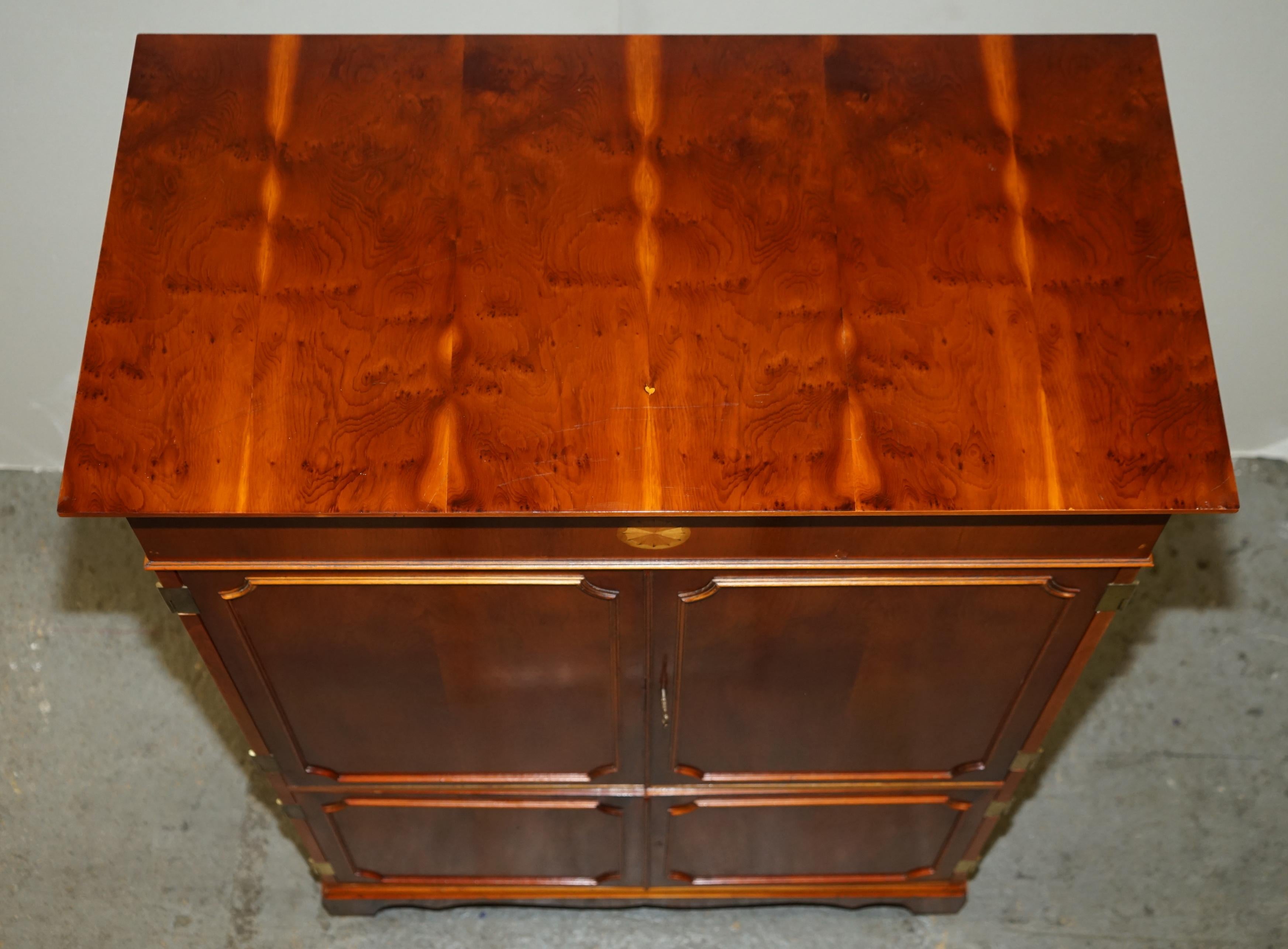 Mid-Century Modern Abbey Craft Yew Wood TV Media Cabinet with Sheraton Detailing For Sale 2