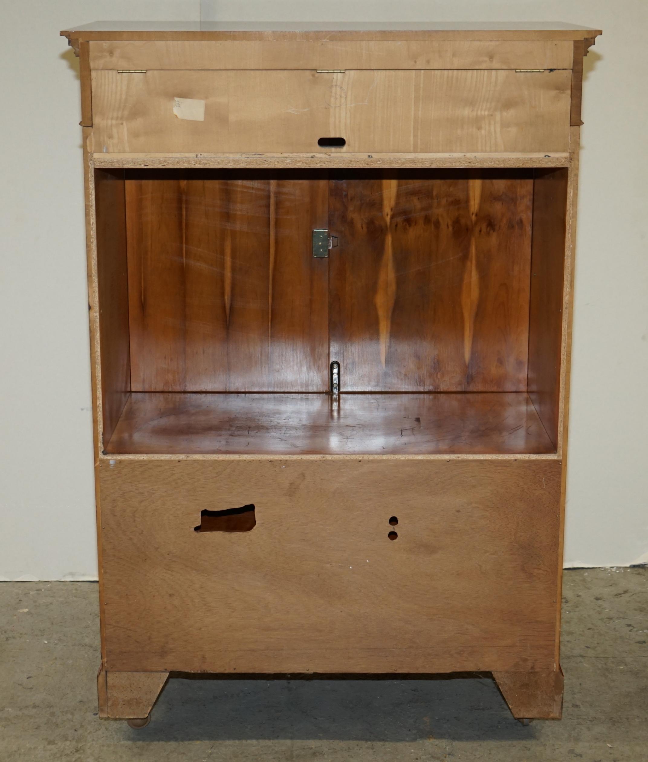 Mid-Century Modern Abbey Craft Yew Wood TV Media Cabinet with Sheraton Detailing For Sale 4