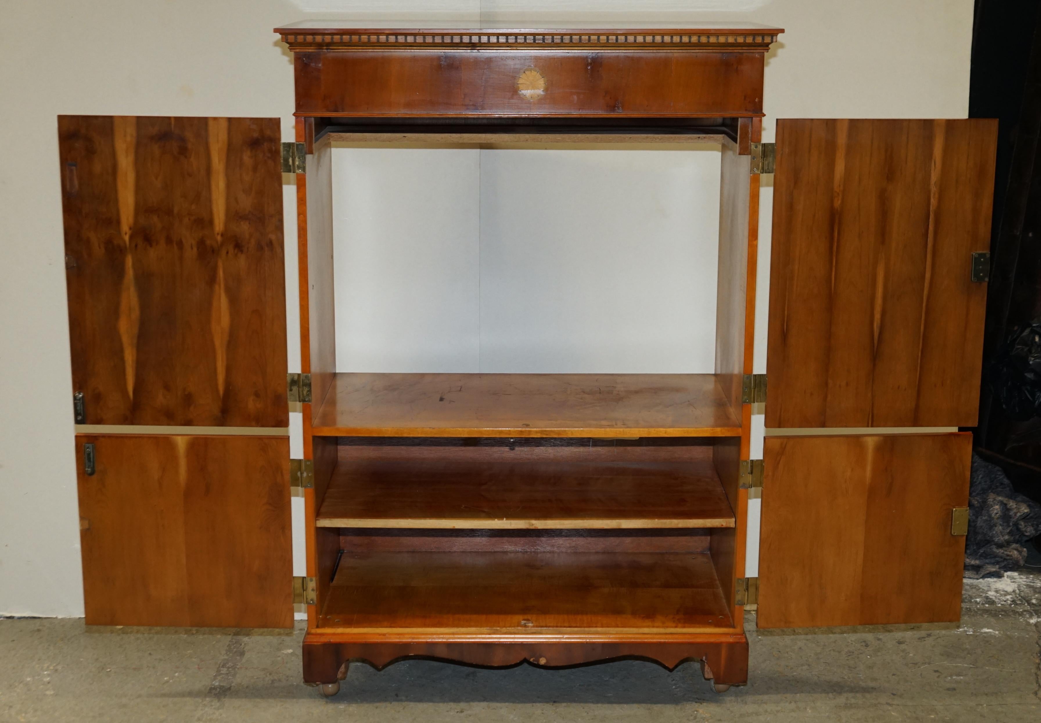 Mid-Century Modern Abbey Craft Yew Wood TV Media Cabinet with Sheraton Detailing For Sale 7