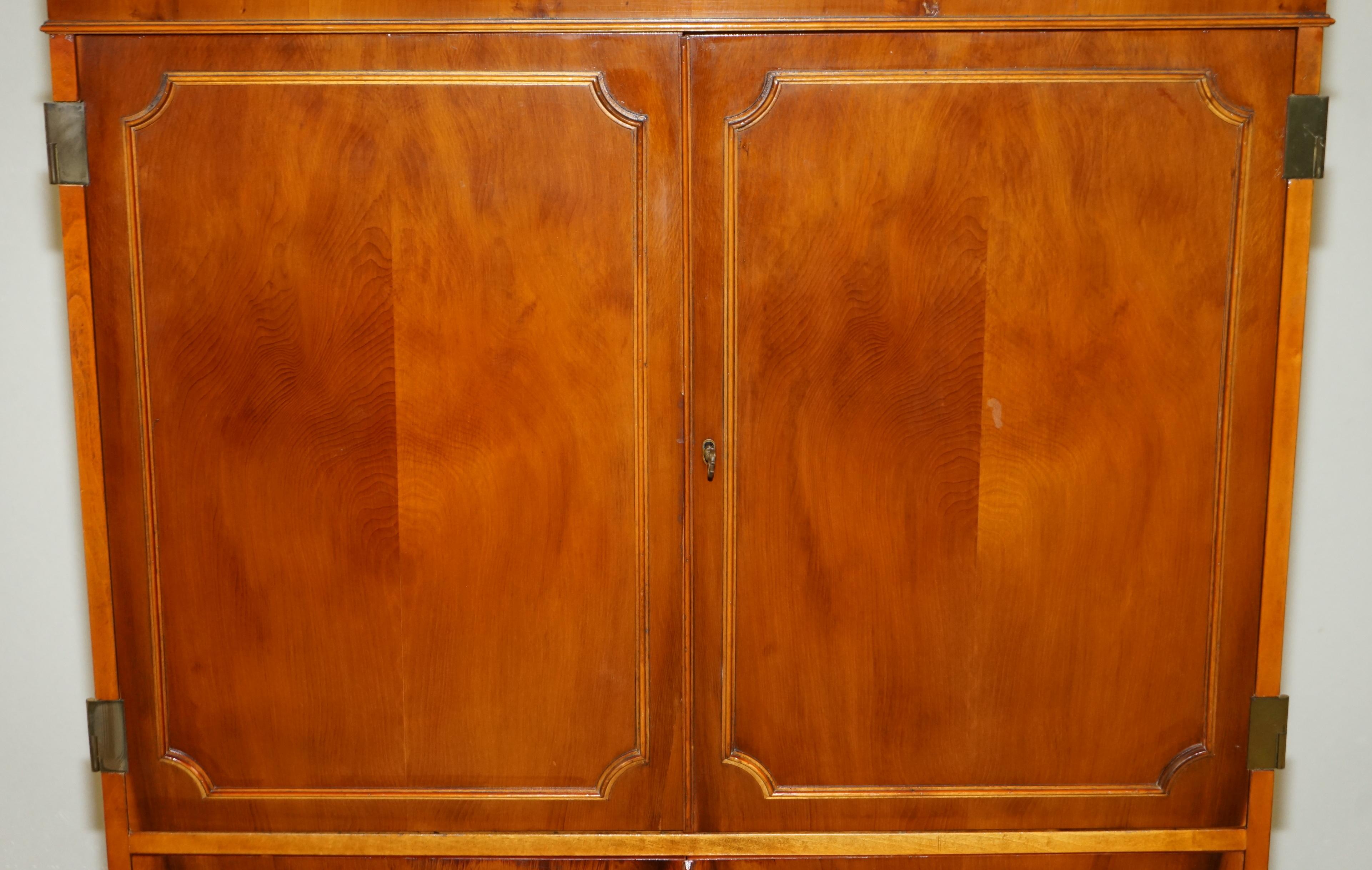 Late 20th Century Mid-Century Modern Abbey Craft Yew Wood TV Media Cabinet with Sheraton Detailing For Sale