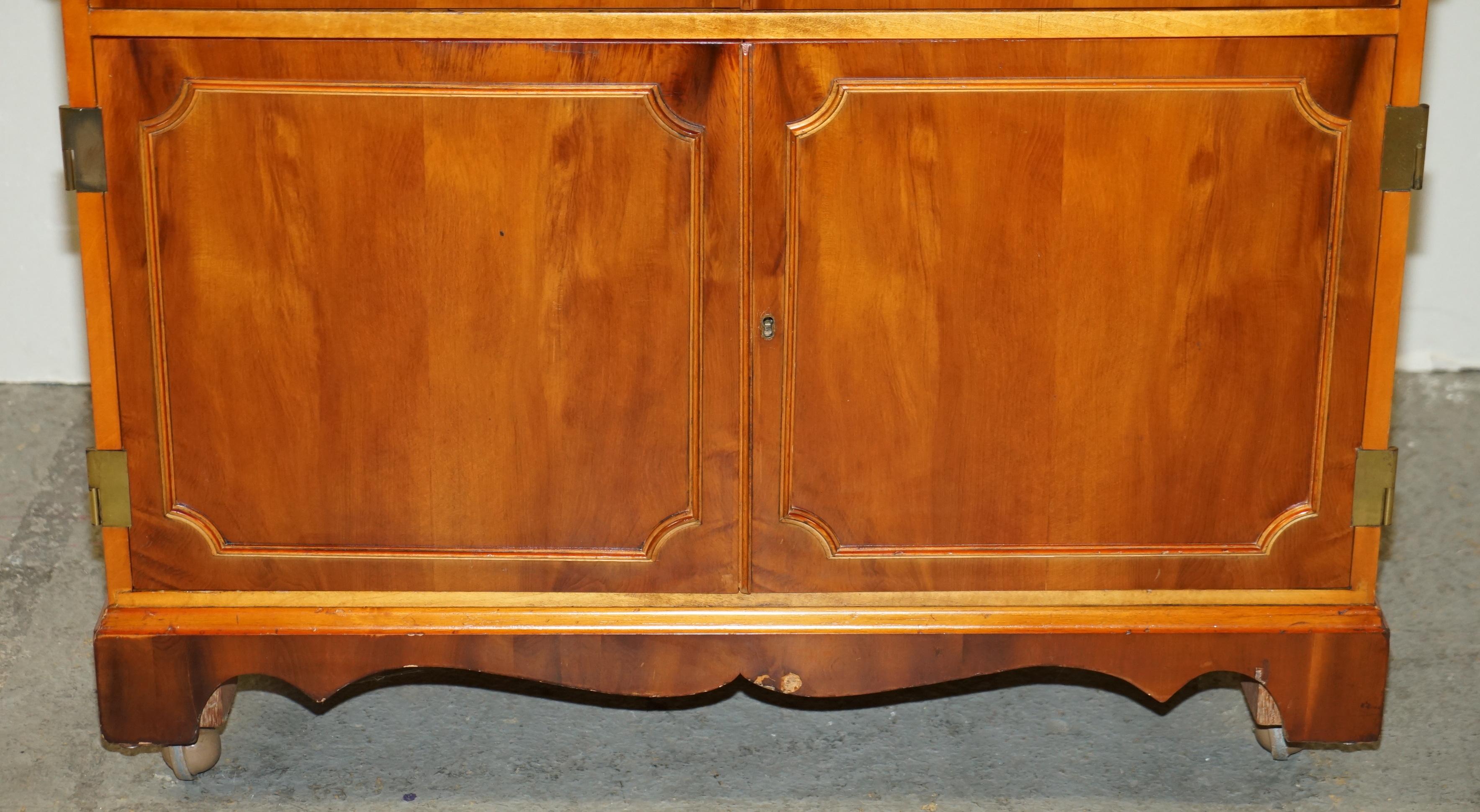Mid-Century Modern Abbey Craft Yew Wood TV Media Cabinet with Sheraton Detailing For Sale 1