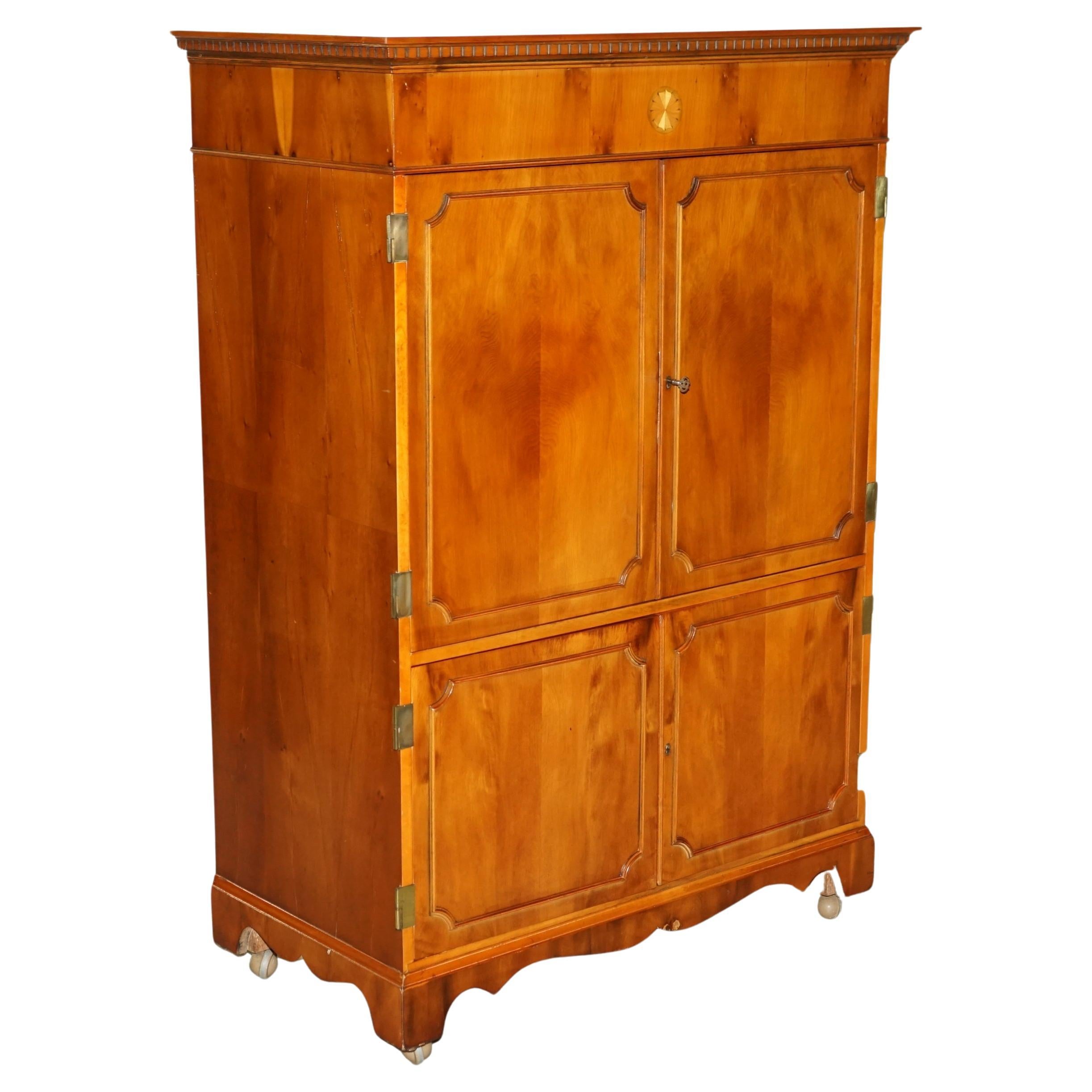 Mid-Century Modern Abbey Craft Yew Wood TV Media Cabinet with Sheraton Detailing For Sale