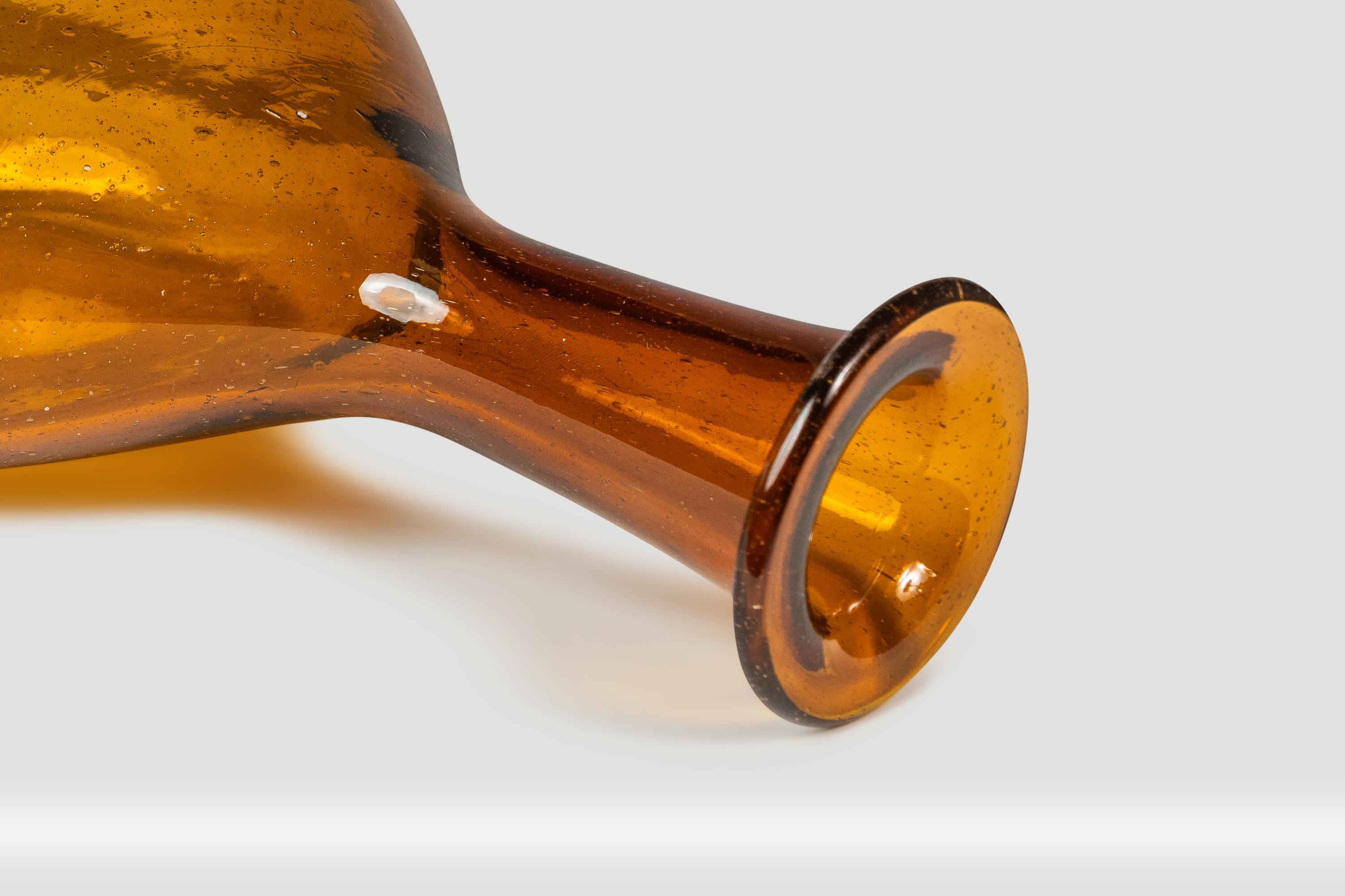 Vaso a bocciolo astratto in vetro soffiato ambrato della modernità di metà secolo, USA, c.C. 1970 in vendita 5