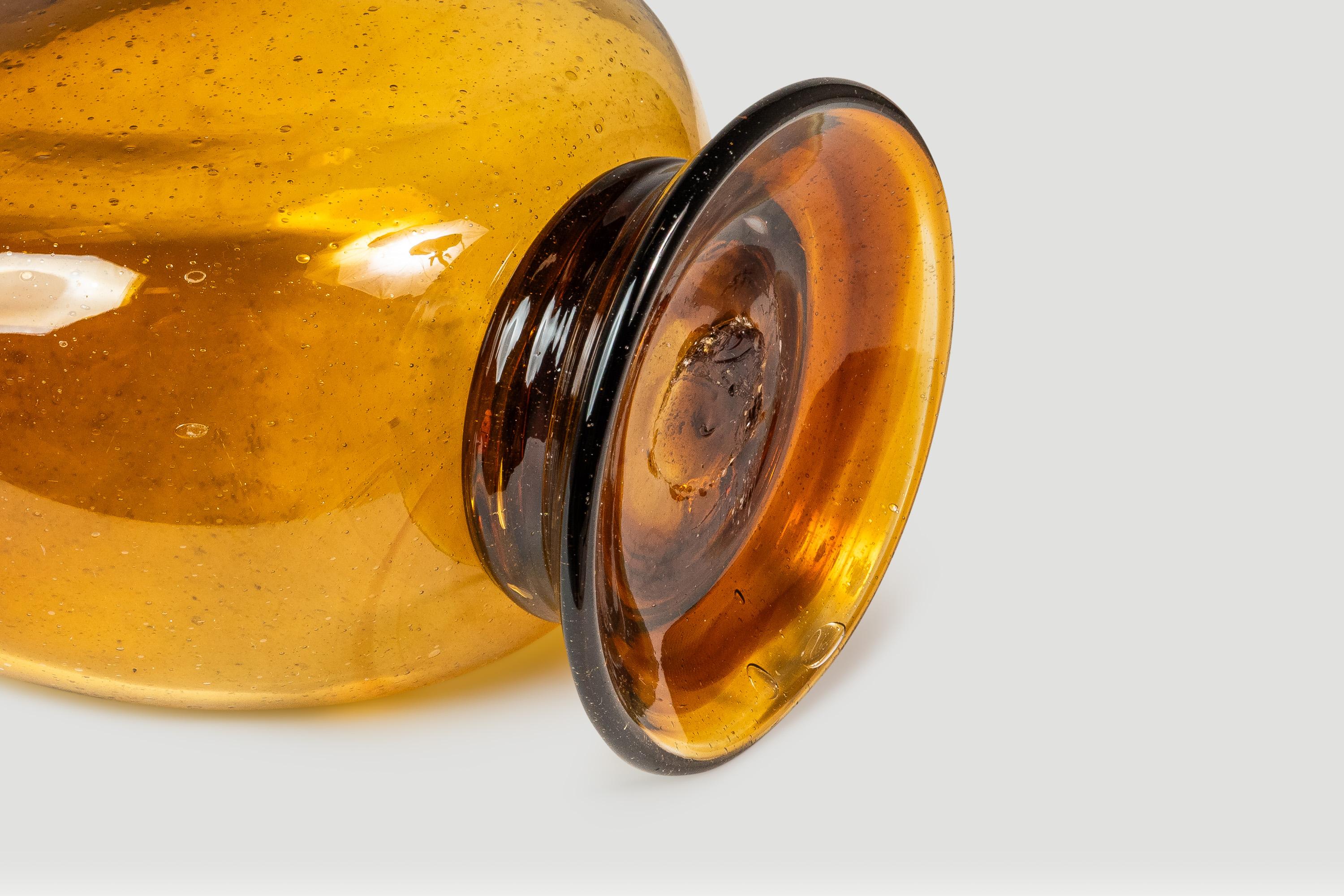 Vaso a bocciolo astratto in vetro soffiato ambrato della modernità di metà secolo, USA, c.C. 1970 in vendita 6