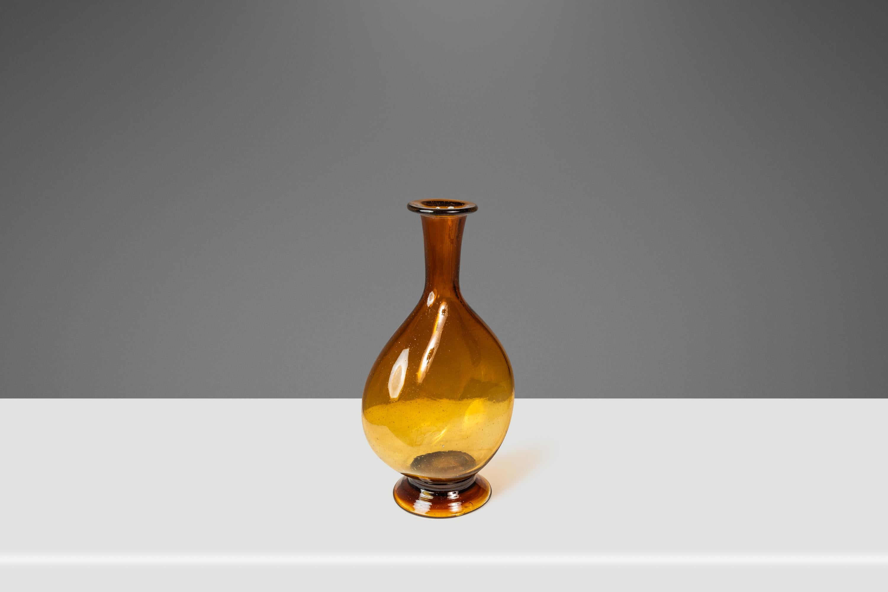 Vaso a bocciolo astratto in vetro soffiato ambrato della modernità di metà secolo, USA, c.C. 1970 In condizioni buone in vendita a Deland, FL