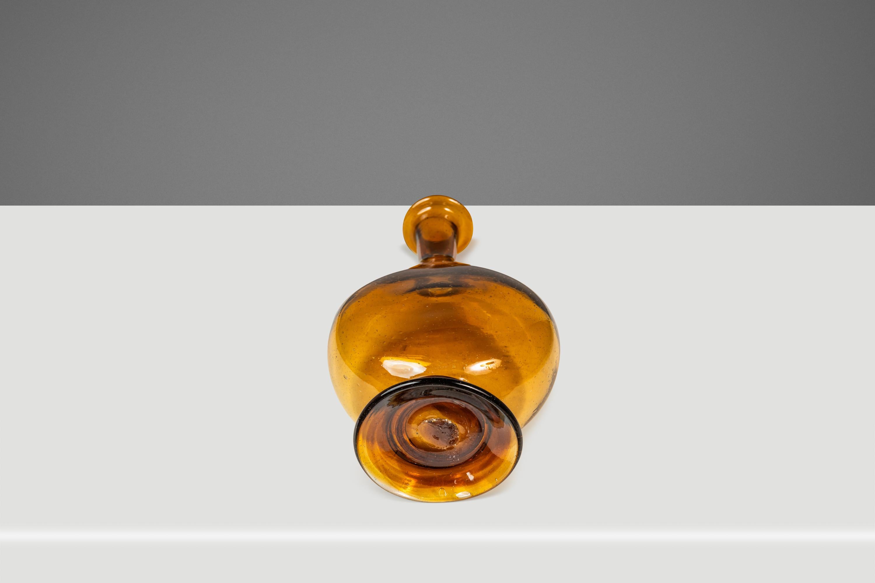 Vaso a bocciolo astratto in vetro soffiato ambrato della modernit�à di metà secolo, USA, c.C. 1970 in vendita 2