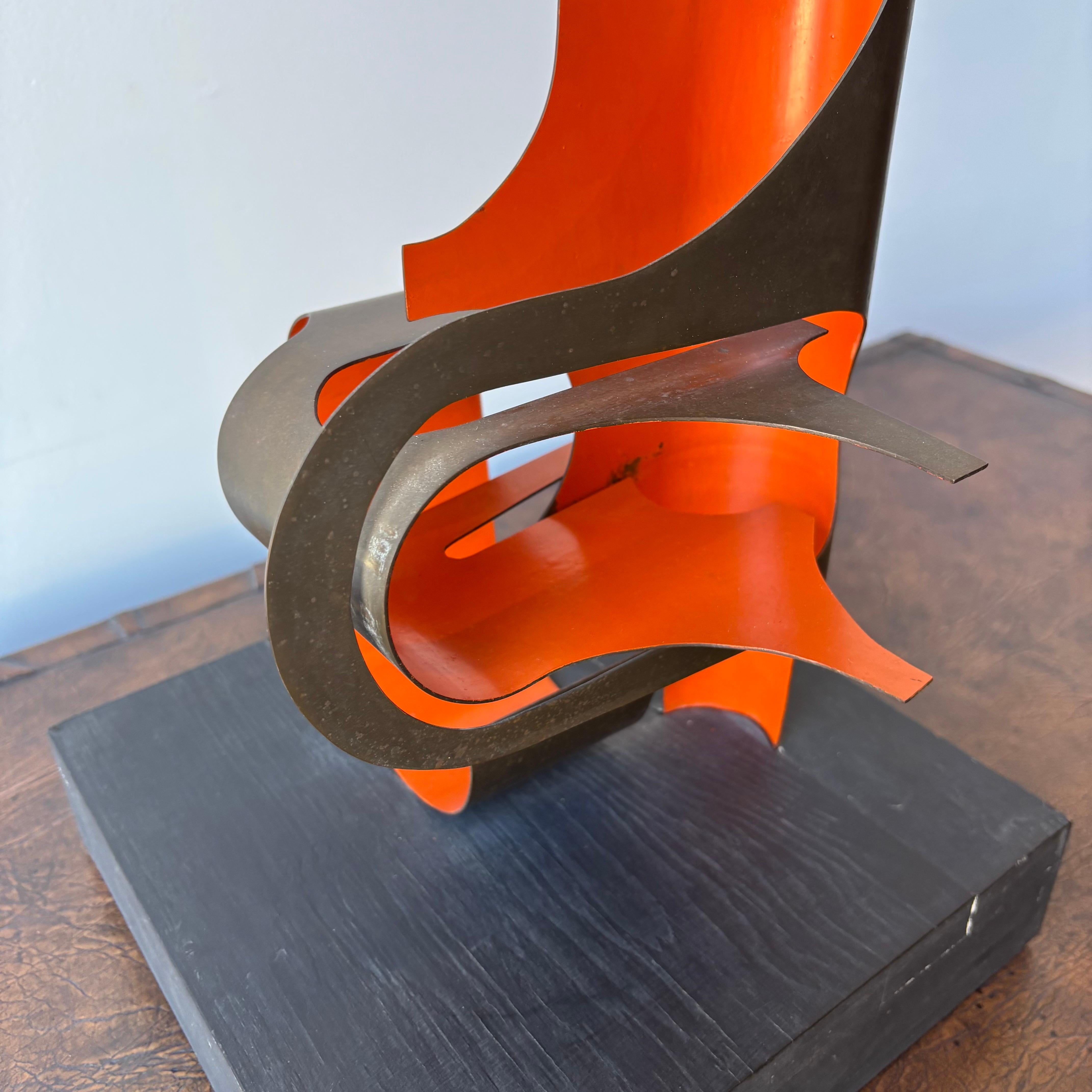 Scultura astratta in ottone della metà del secolo scorso in vendita 1