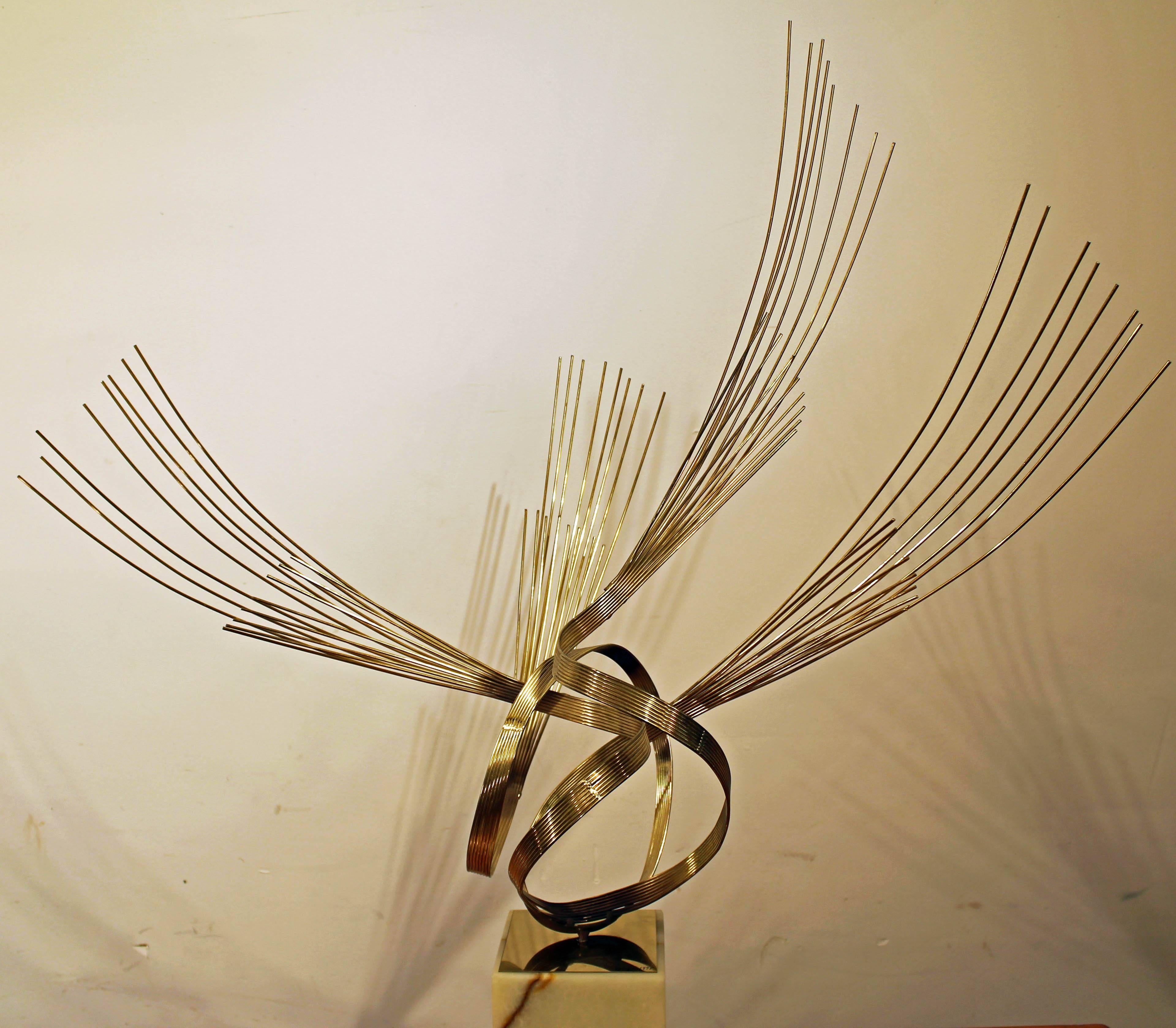 Nous vous proposons une magnifique et unique sculpture originale signée Curtis Jerè. La pièce est composée d'un plateau amovible en laiton et d'une base en marbre ou en onyx. Il est en bon état, avec une légère usure due à l'âge. Elle est signée par
