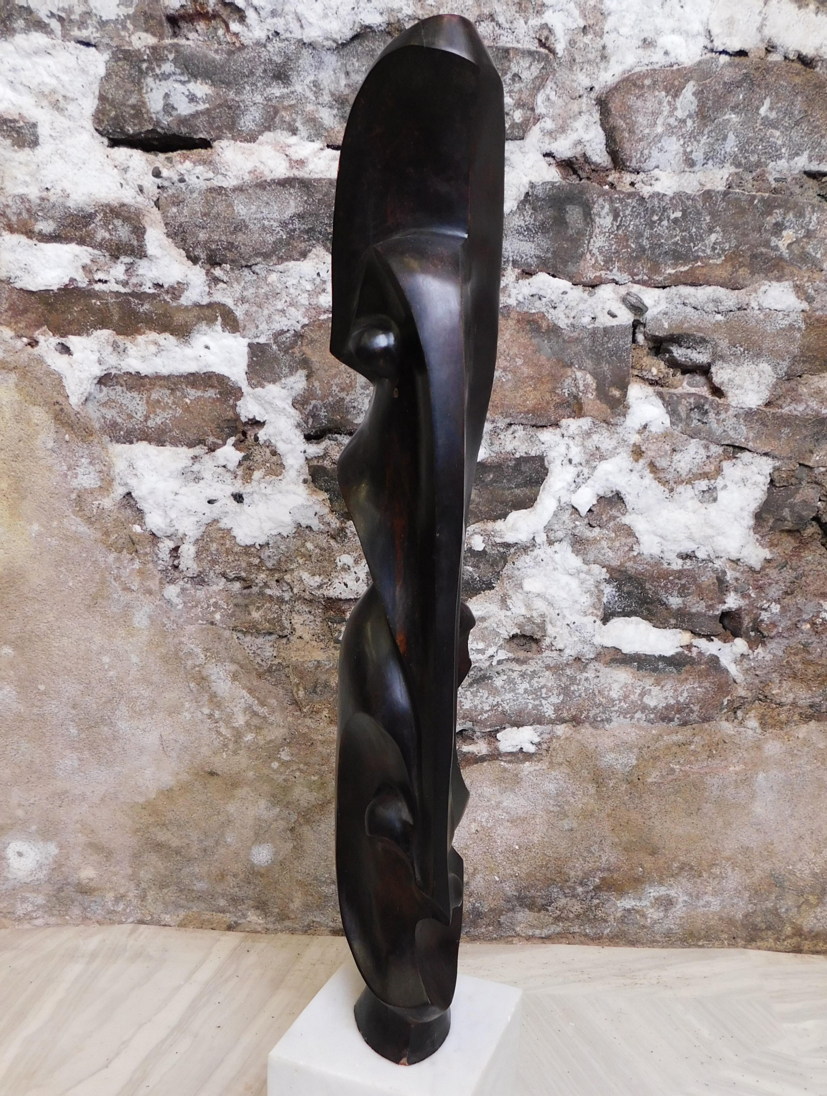Scultura astratta moderna di metà secolo con facce in legno d'ebano e base in marmo in vendita 3