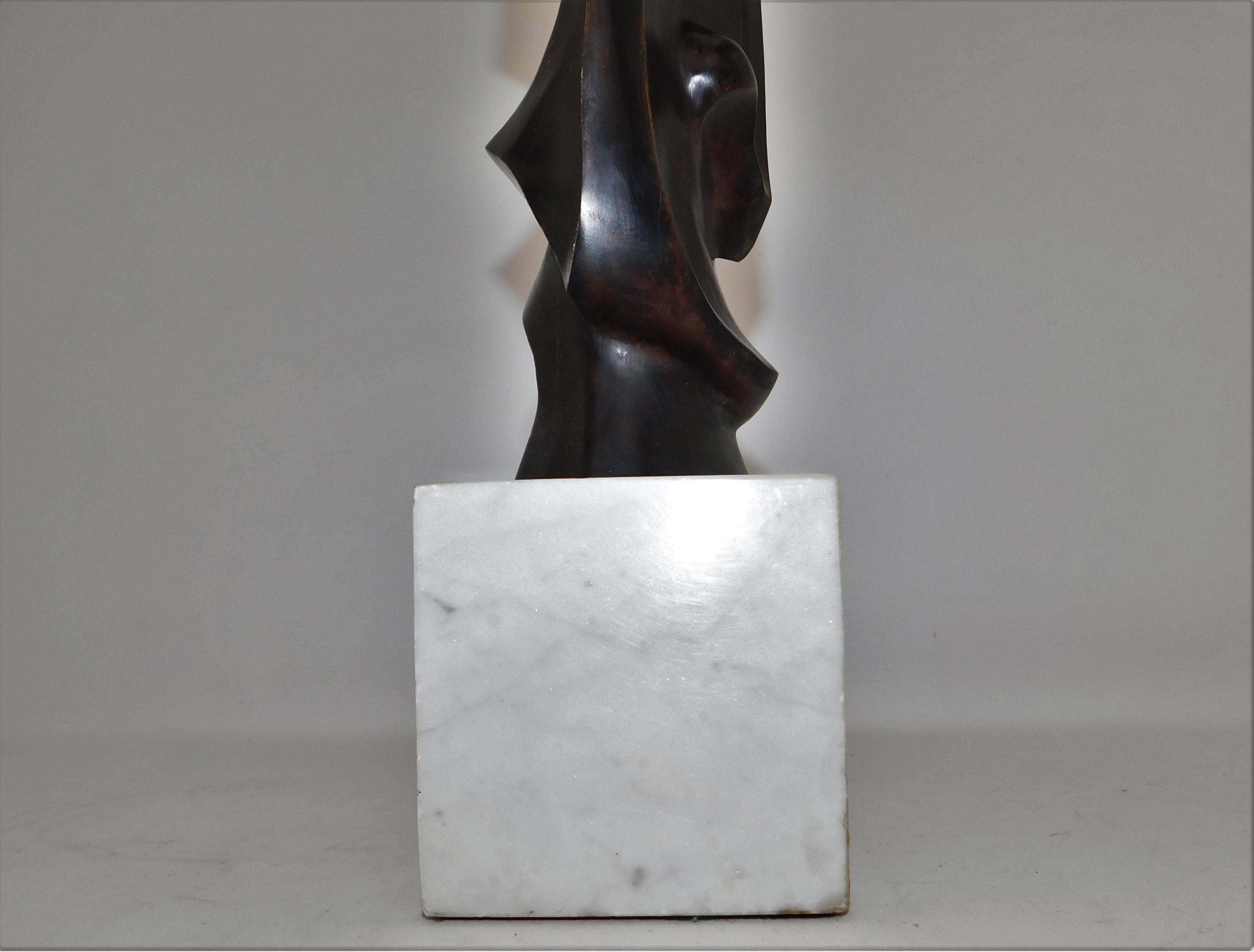 Scultura astratta moderna di metà secolo con facce in legno d'ebano e base in marmo in vendita 5