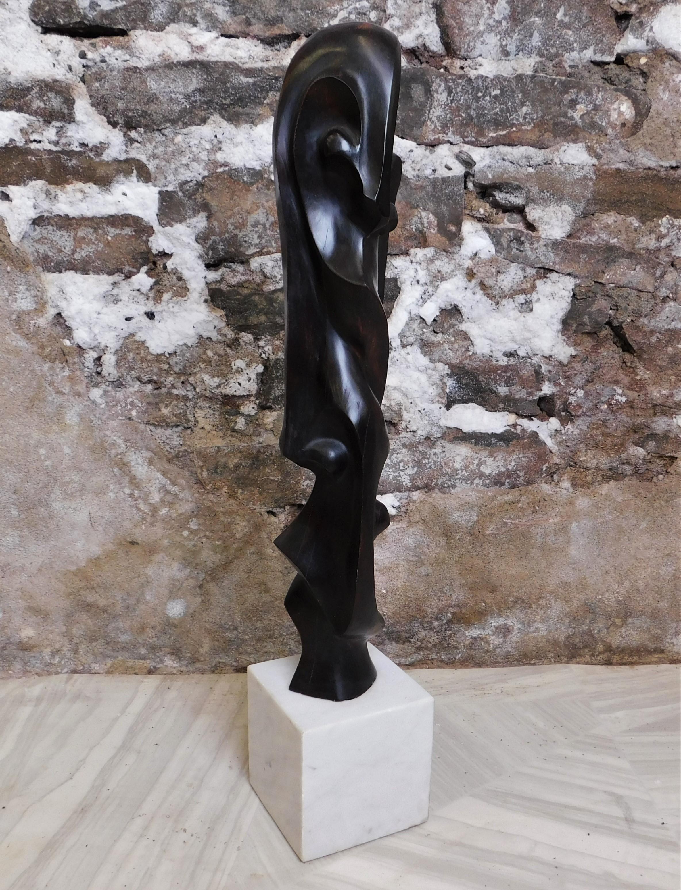Mid-Century moderno Scultura astratta moderna di metà secolo con facce in legno d'ebano e base in marmo in vendita