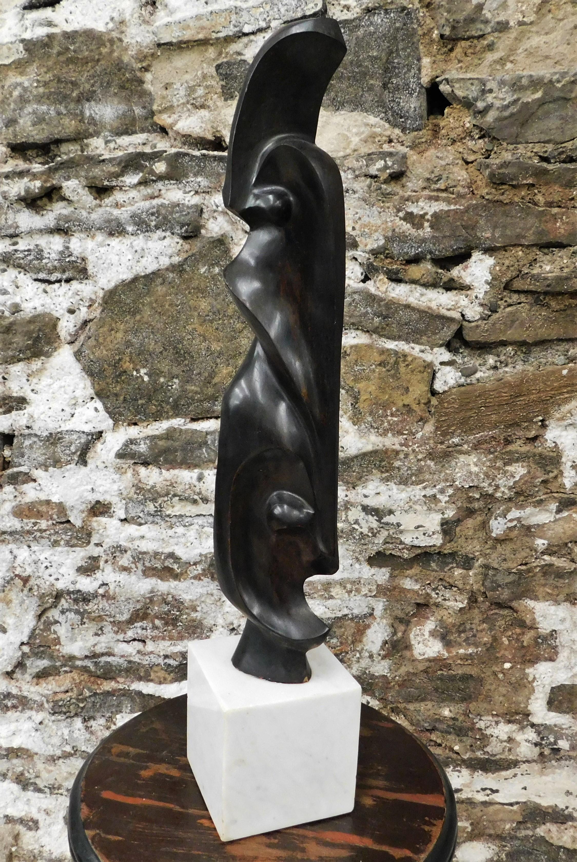 Canadese Scultura astratta moderna di metà secolo con facce in legno d'ebano e base in marmo in vendita