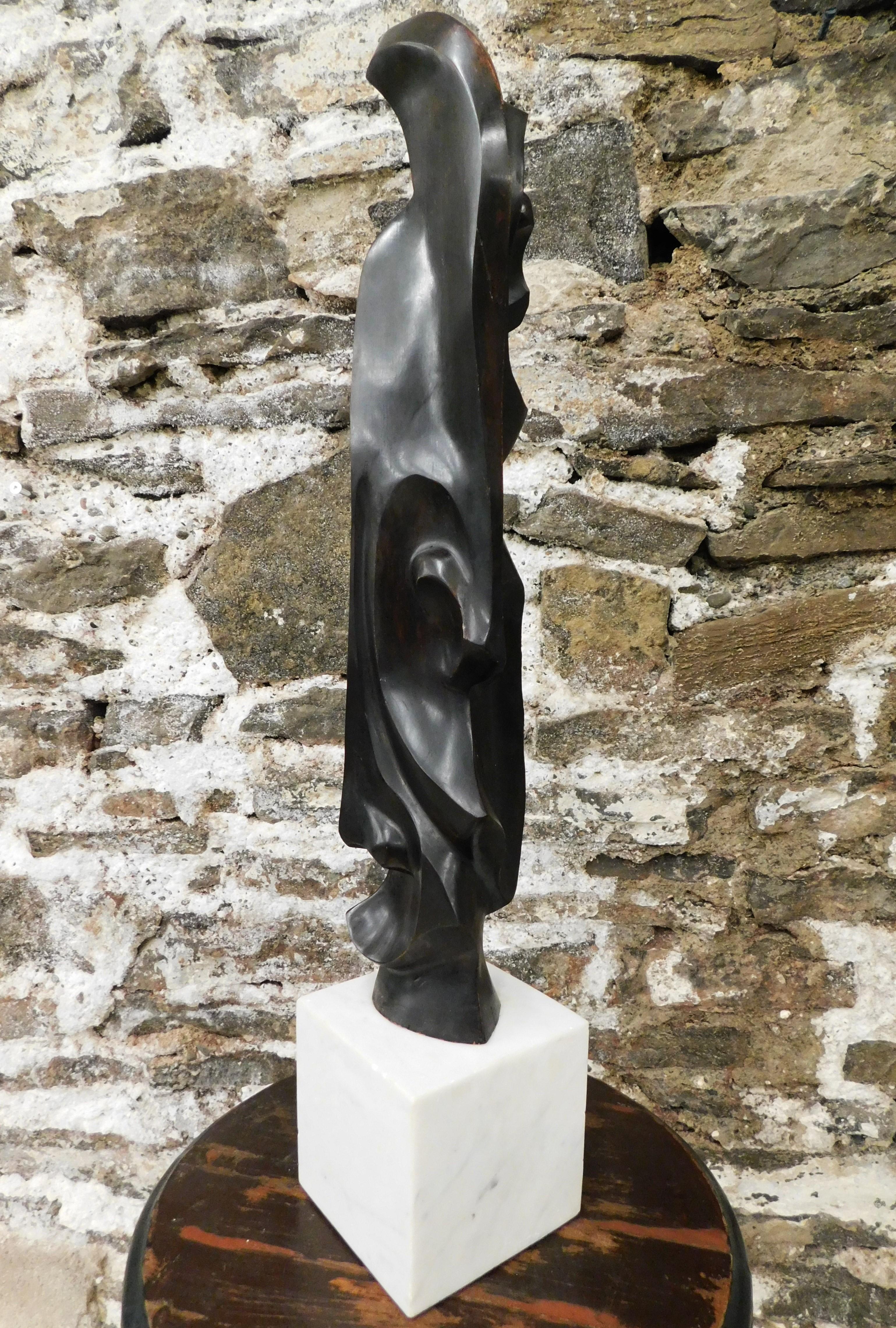 Ébène Sculpture abstraite de visages en bois d'ébène, moderne du milieu du siècle dernier, avec base en marbre en vente