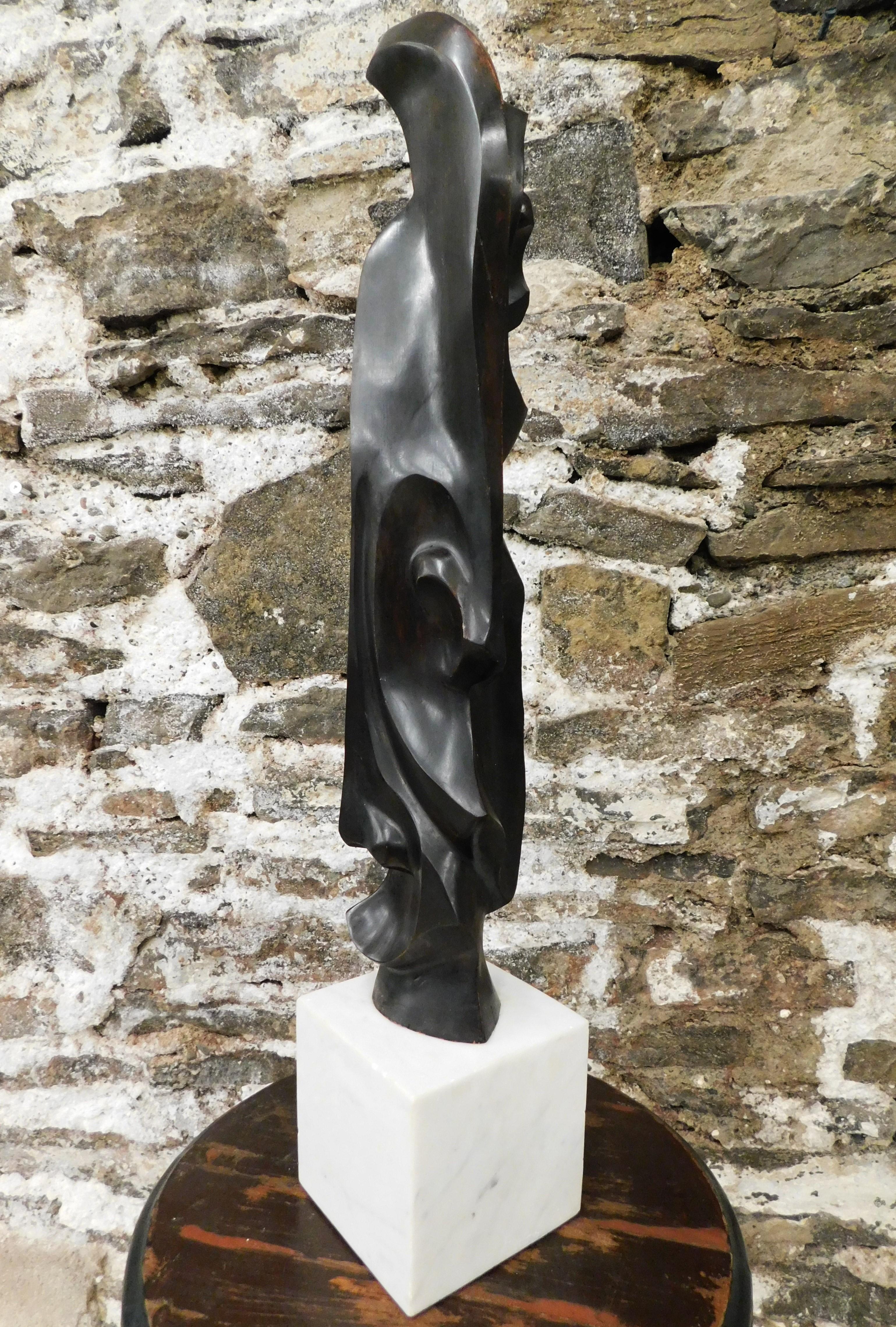 Ebano Scultura astratta moderna di metà secolo con facce in legno d'ebano e base in marmo in vendita