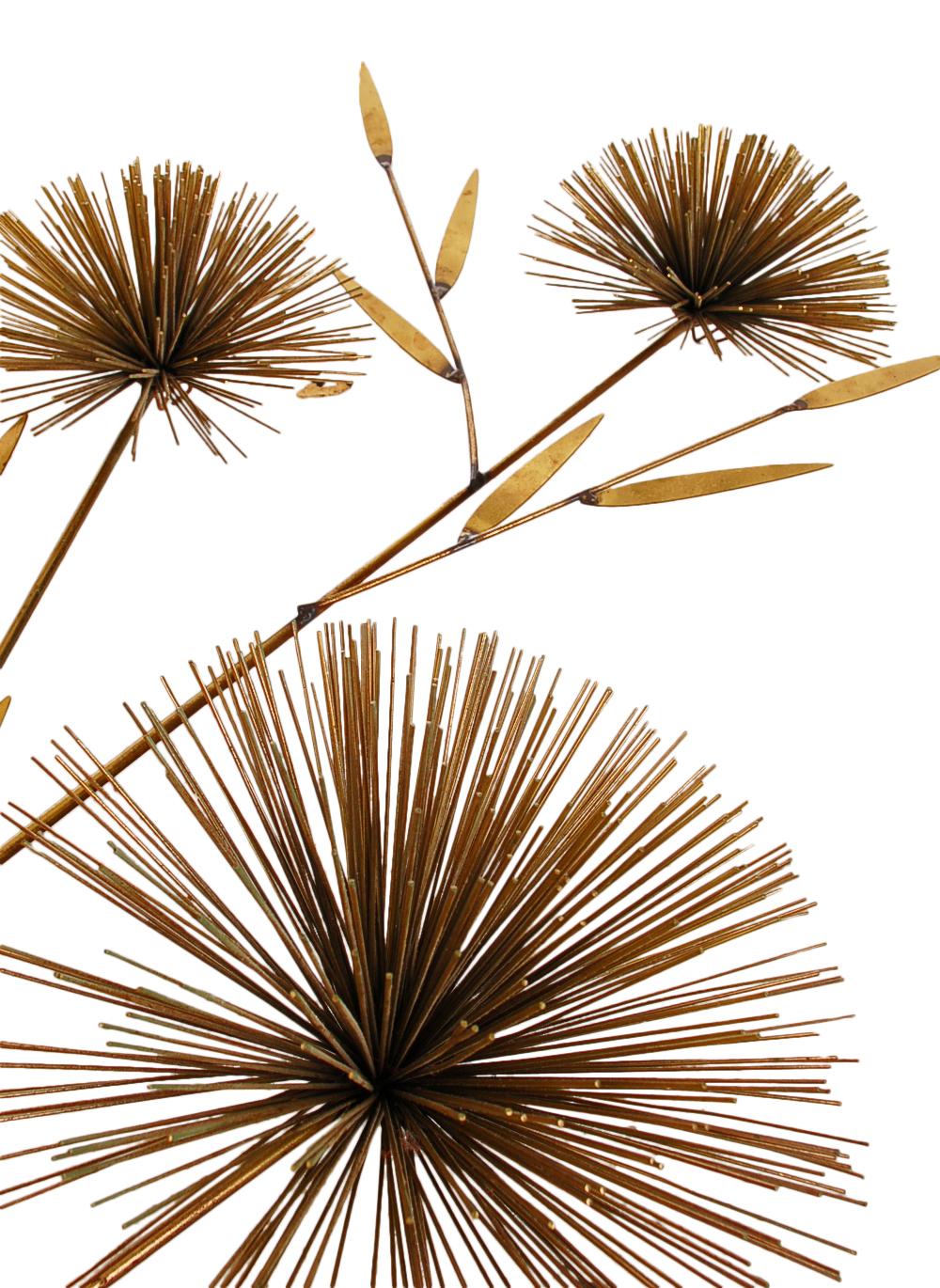 Una bellissima scultura da parete disegnata da Curtis Jere e prodotta da Artisan House nei primi anni '80. Questo modello presenta una forma astratta di ramo con i caratteristici pom-pom di Jere. Bella patina calda generale.