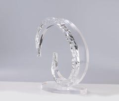 Abstrakte handgeschnitzte Lucite-Skulptur auf einem ovalen Sockel, Mid-Century Modern
