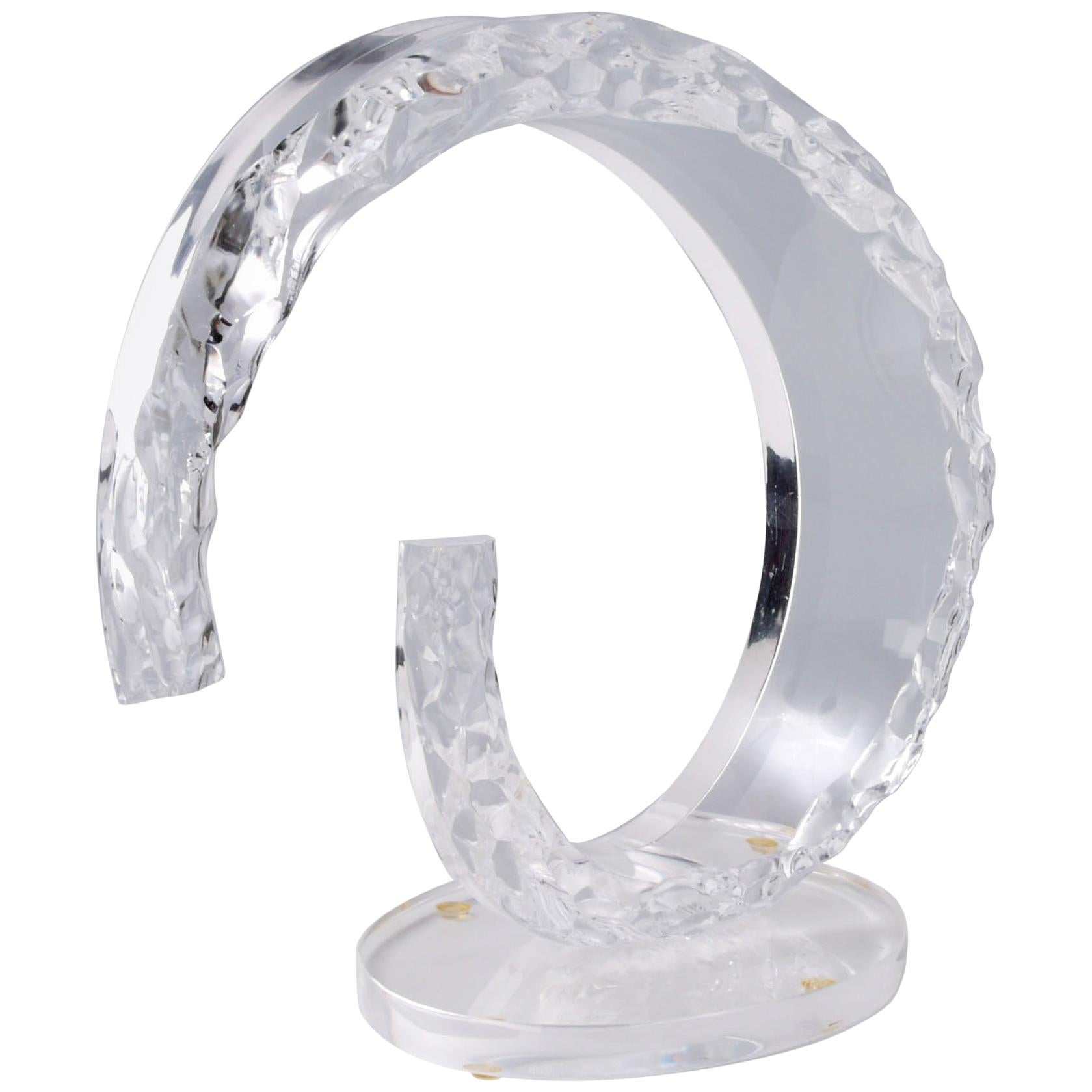 Escultura abstracta de Lucite tallada a mano sobre base ovalada, moderna de mediados de siglo en venta