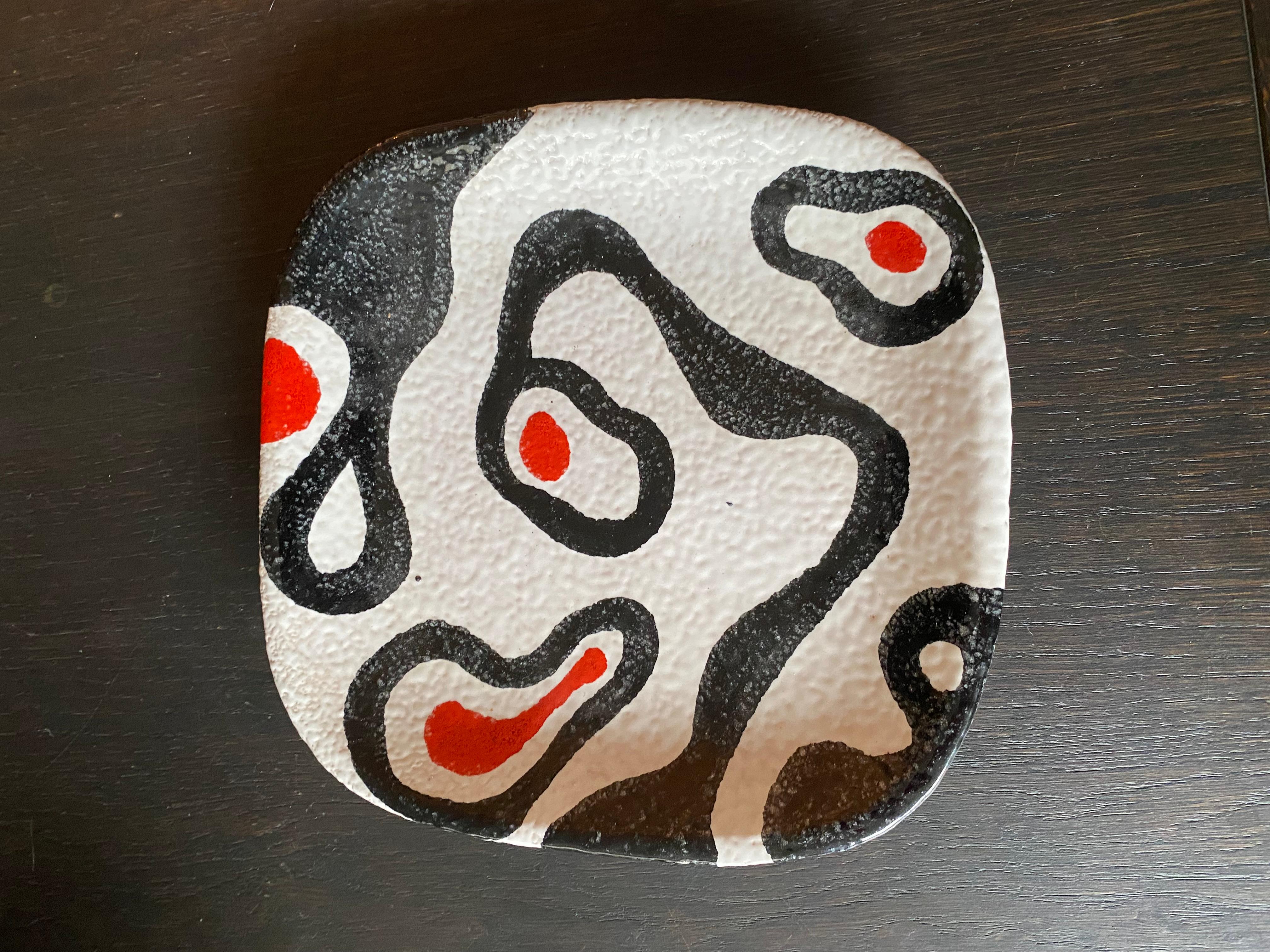 A vibrant Italian ceramic dish in a good condition. Abstract pattern. On the back 