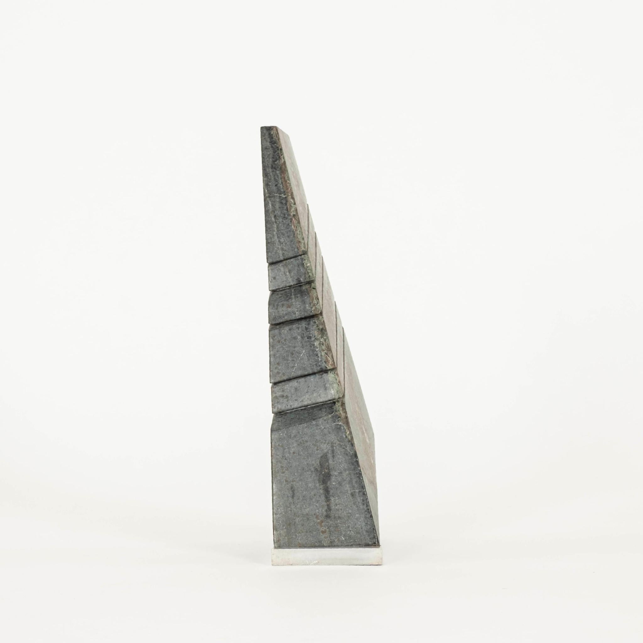 Scultura astratta in marmo degli anni '70 montata su una base in acciaio.