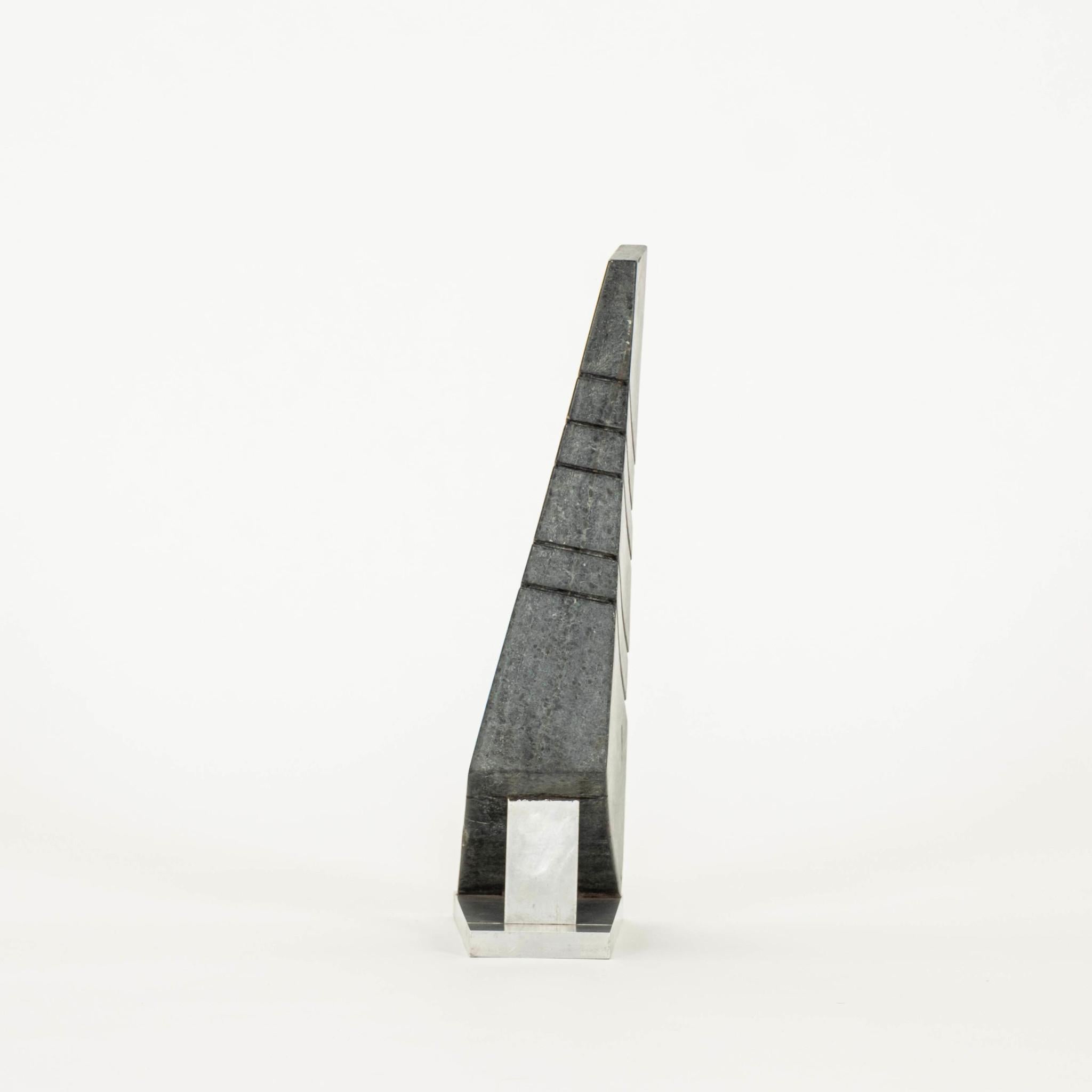 XX secolo Scultura astratta in marmo della metà del secolo scorso in vendita