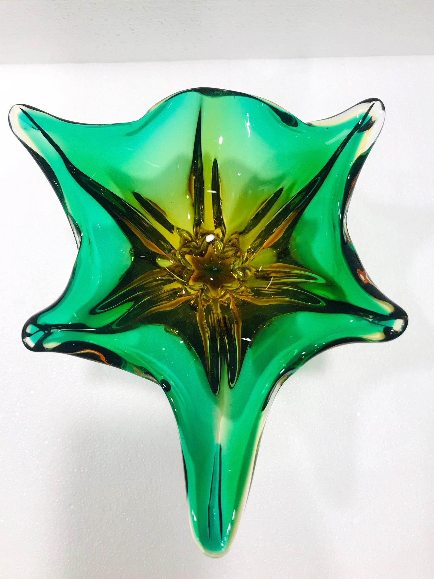 Mid-Century Modern Abstract Murano Glass Vase in Green and Gold, Italy c. 1950s 1