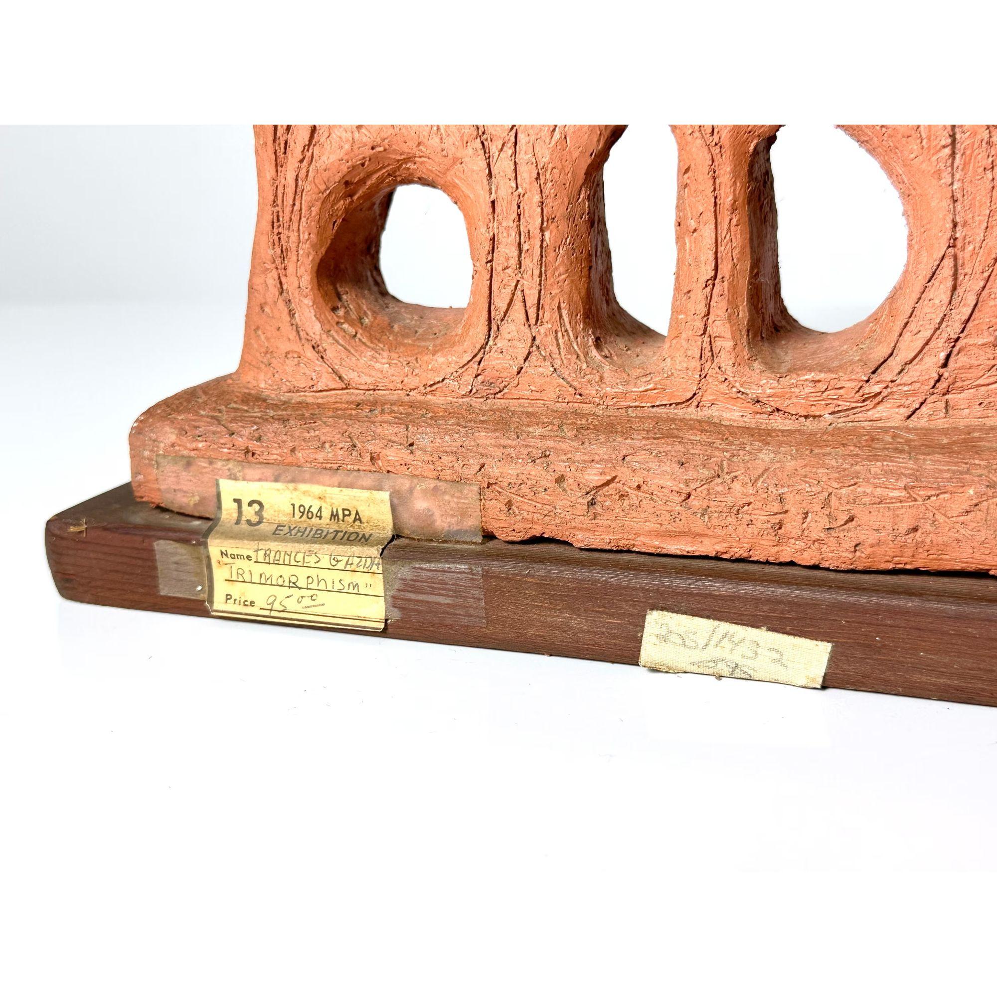 Escultura de cerámica figurativa abstracta modernista de mediados de siglo firmada por Fran Gazda en venta 2