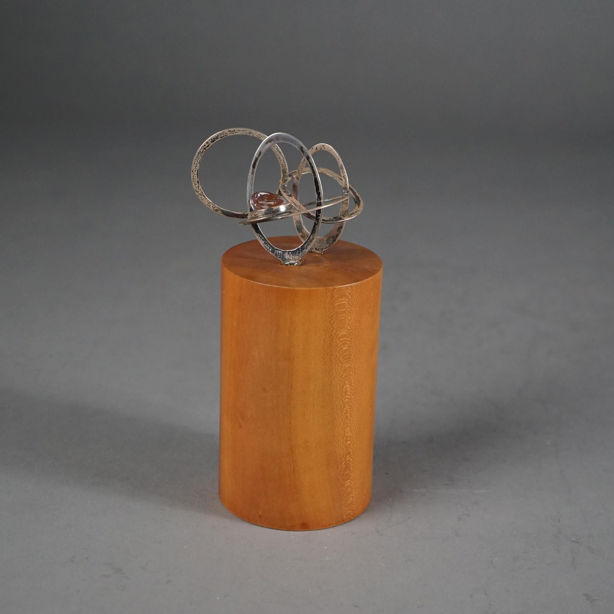 Mid Century Modern Abstrakt Sterling Silber & Holz Skulptur mit ovalen Elementen 20thC

Maße - 7,5 