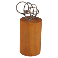 Escultura abstracta de plata y madera de mediados del siglo XX
