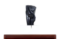 Abstrakte Steinskulptur auf Lucite-Sockel, Moderne der Mitte des Jahrhunderts