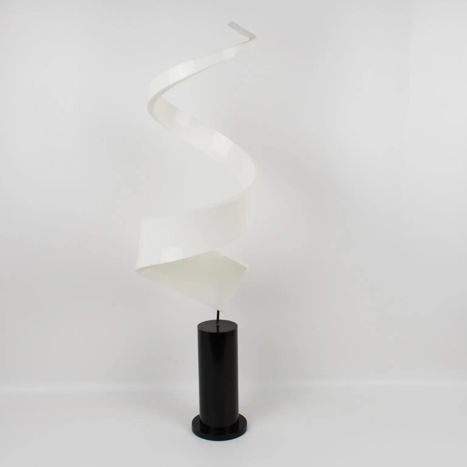 Sculpture abstraite du milieu du siècle en Lucite blanche avec tourbillon en vente 4