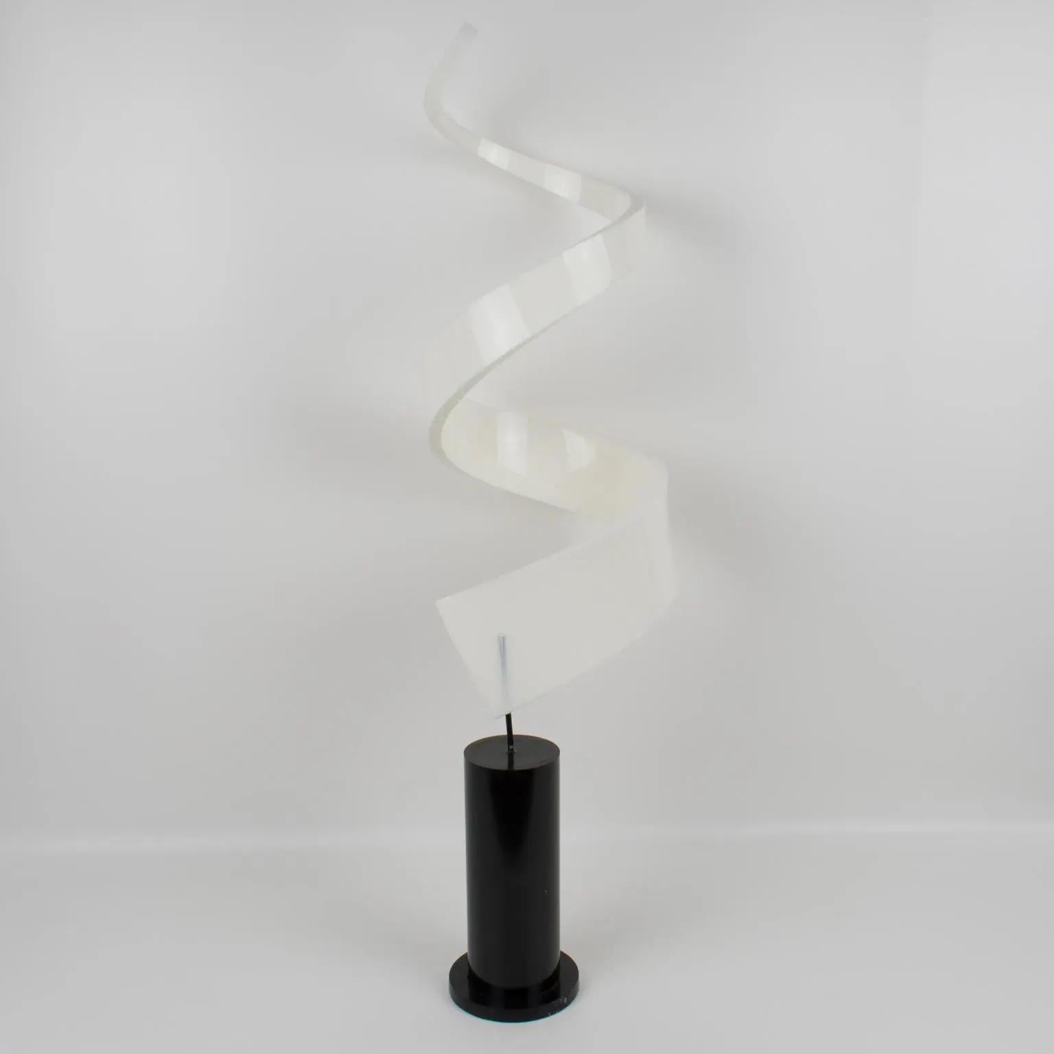 Acrylique Sculpture abstraite du milieu du siècle en Lucite blanche avec tourbillon en vente